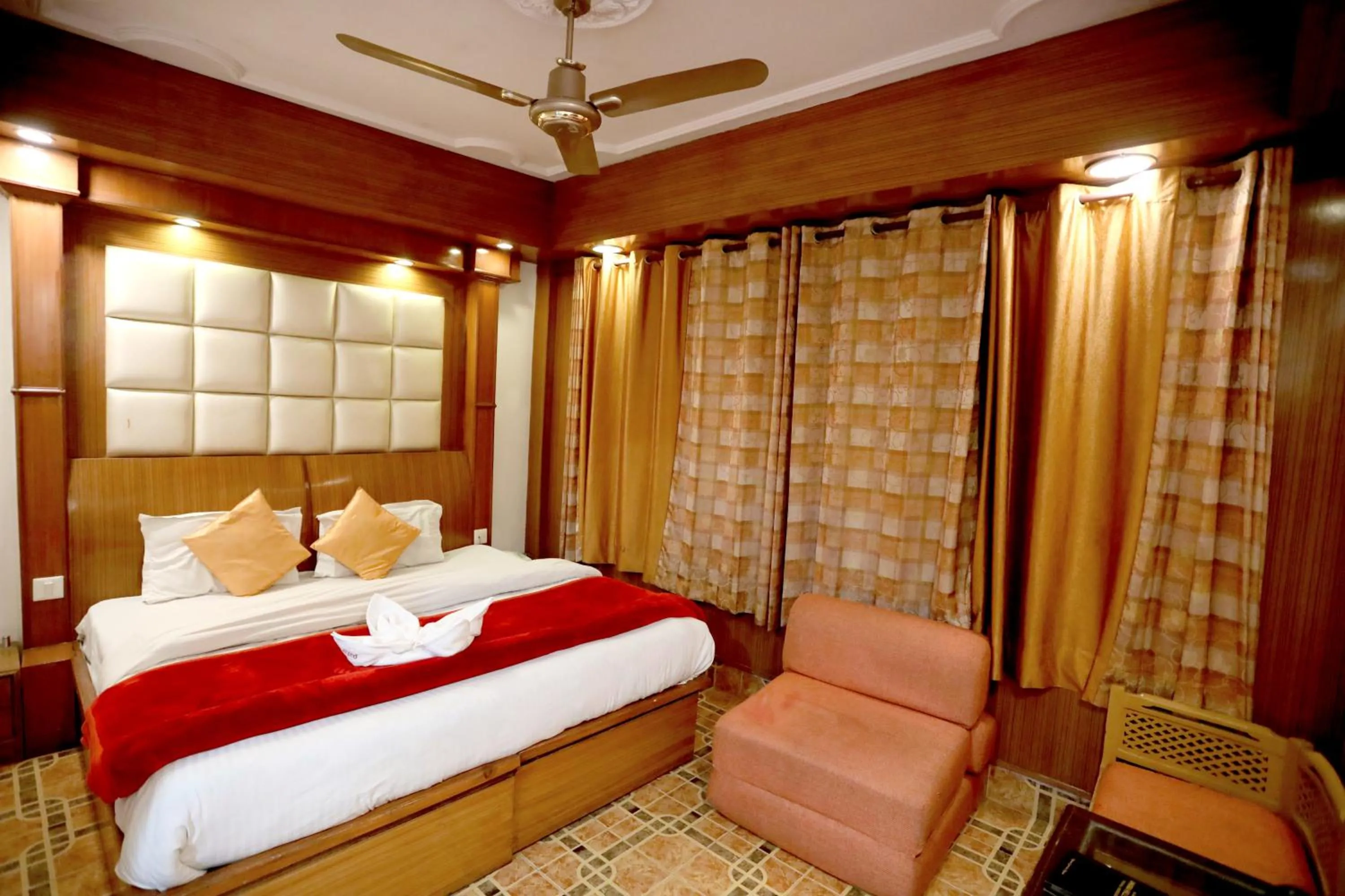 Photo of the whole room, Bed in Calux Hill Queen at Mall Road with Parking - Formerly Amara