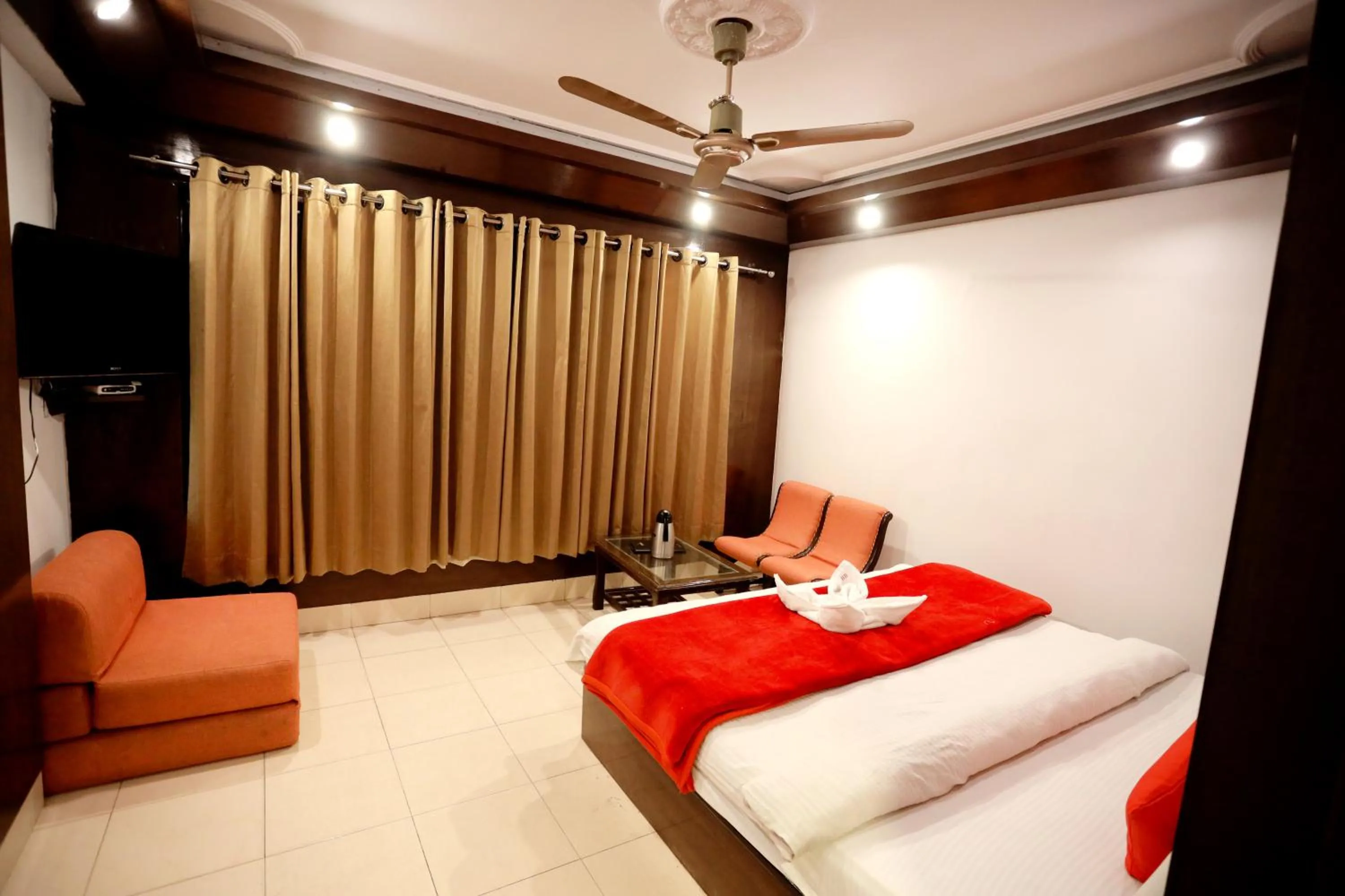 Photo of the whole room, Bed in Calux Hill Queen at Mall Road with Parking - Formerly Amara