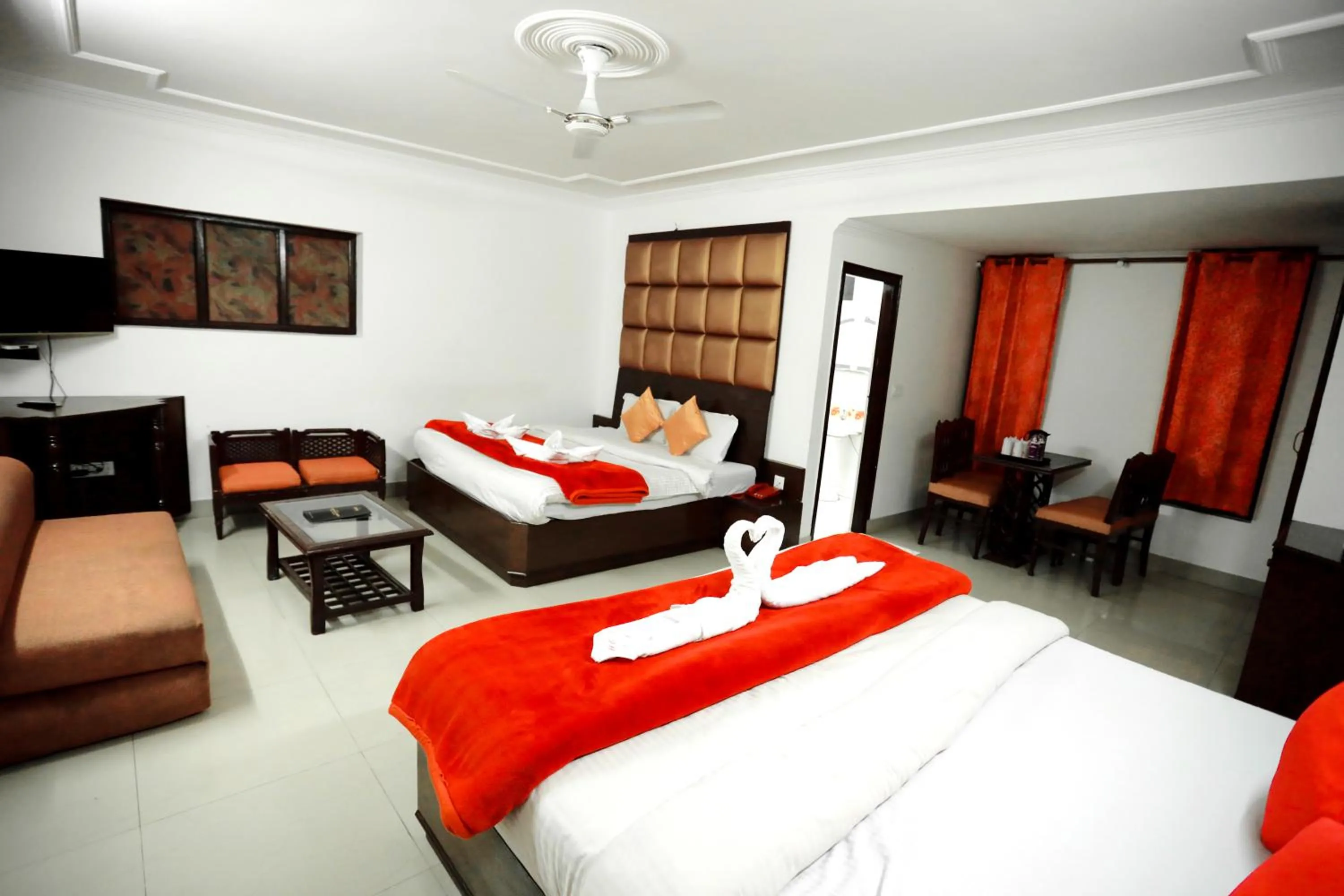 Photo of the whole room, Bed in Calux Hill Queen at Mall Road with Parking - Formerly Amara
