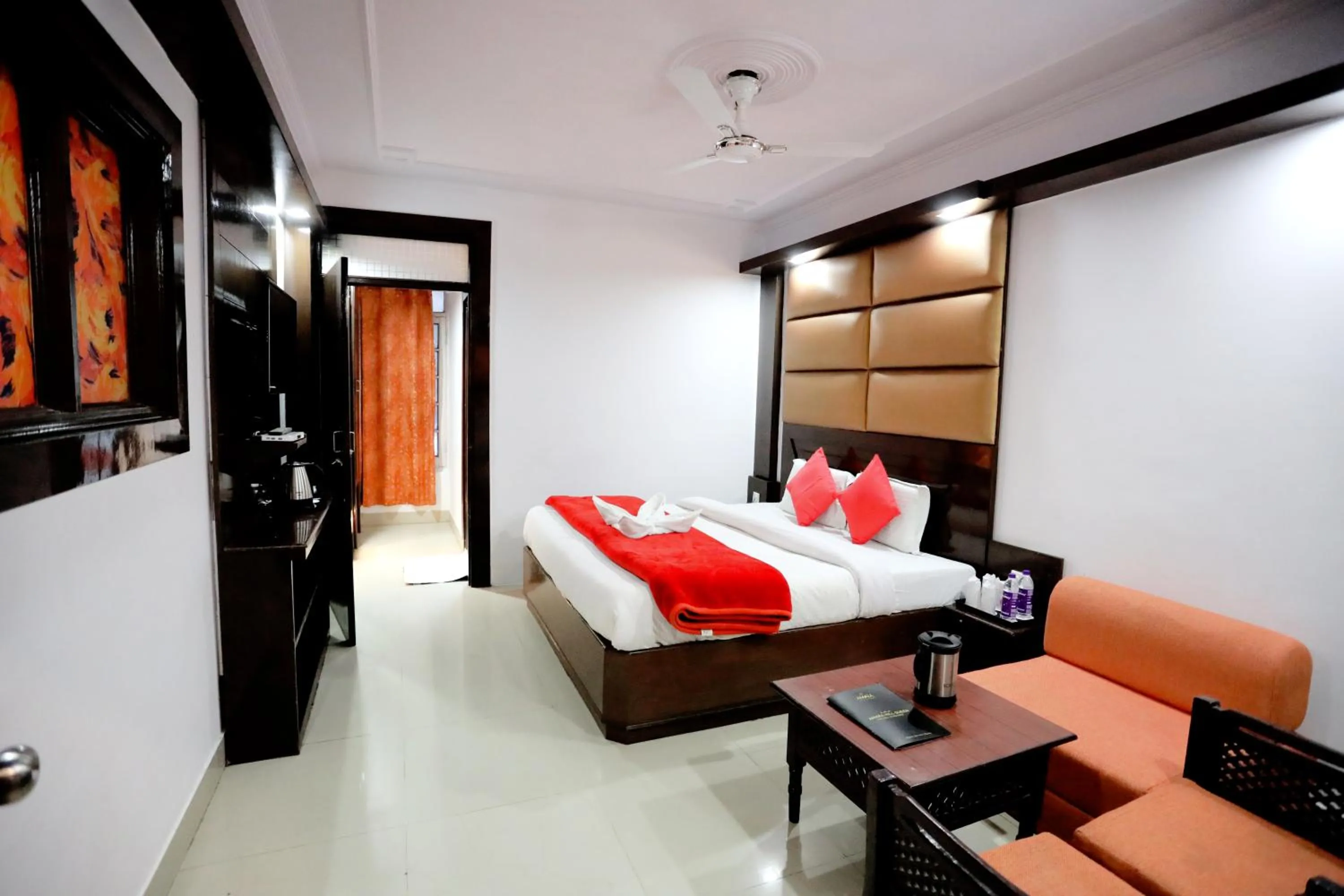 Photo of the whole room, Bed in Calux Hill Queen at Mall Road with Parking - Formerly Amara