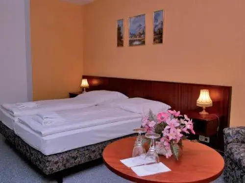 Bedroom, Bed in Landhotel Alt-Jocketa
