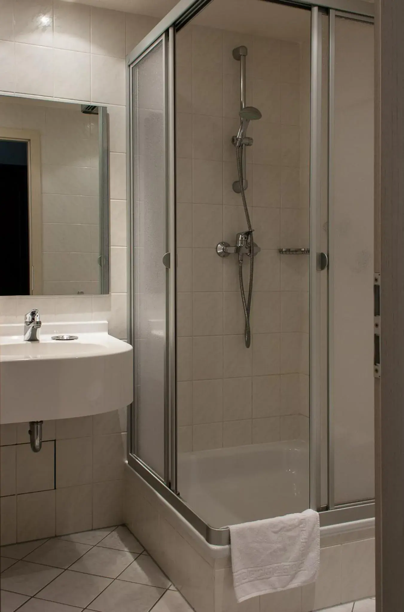Shower, Bathroom in Landhotel Alt-Jocketa