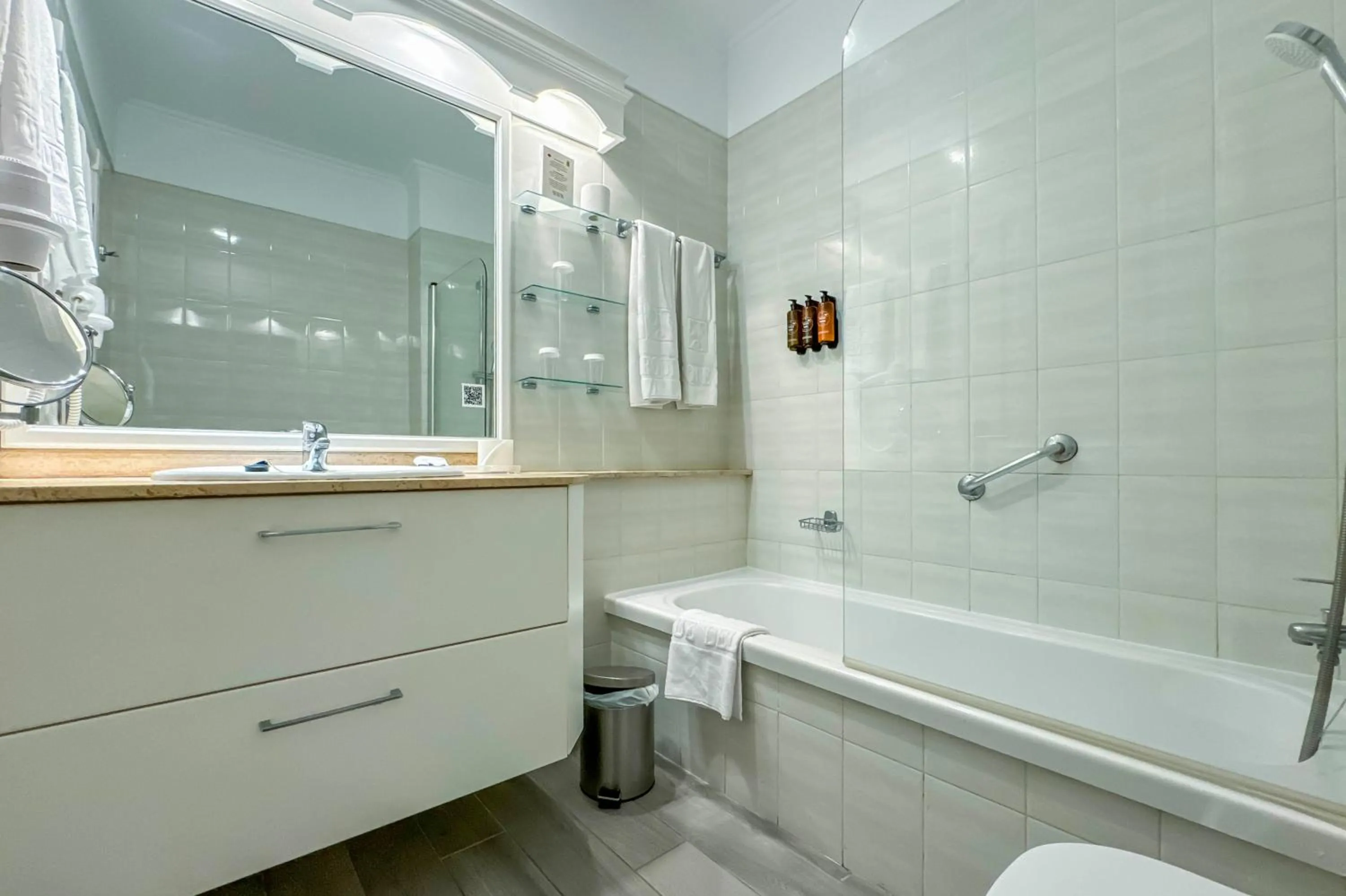 Bathroom in Apartamentos Parque del Sol