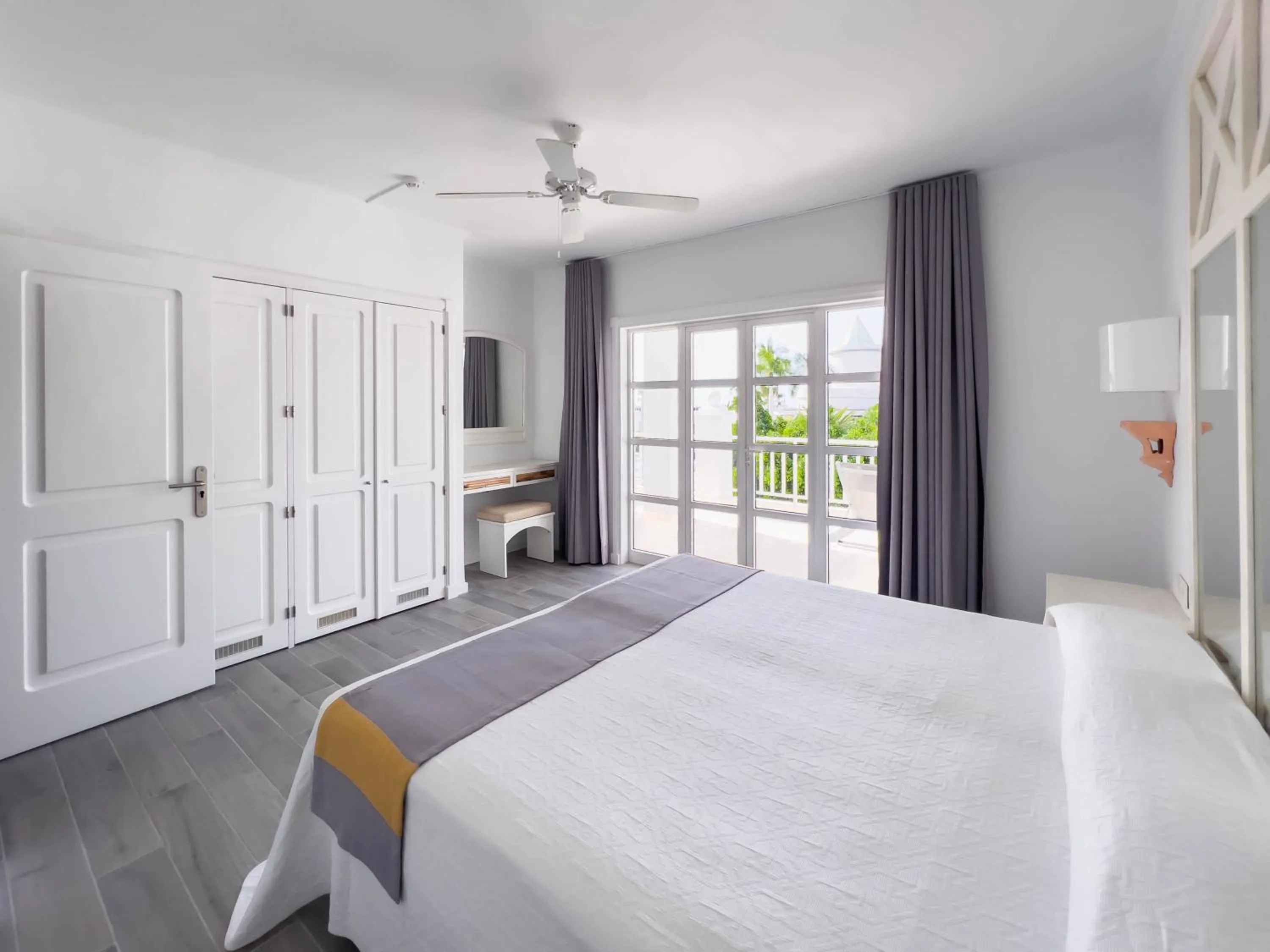 Bedroom, Bed in Apartamentos Parque del Sol