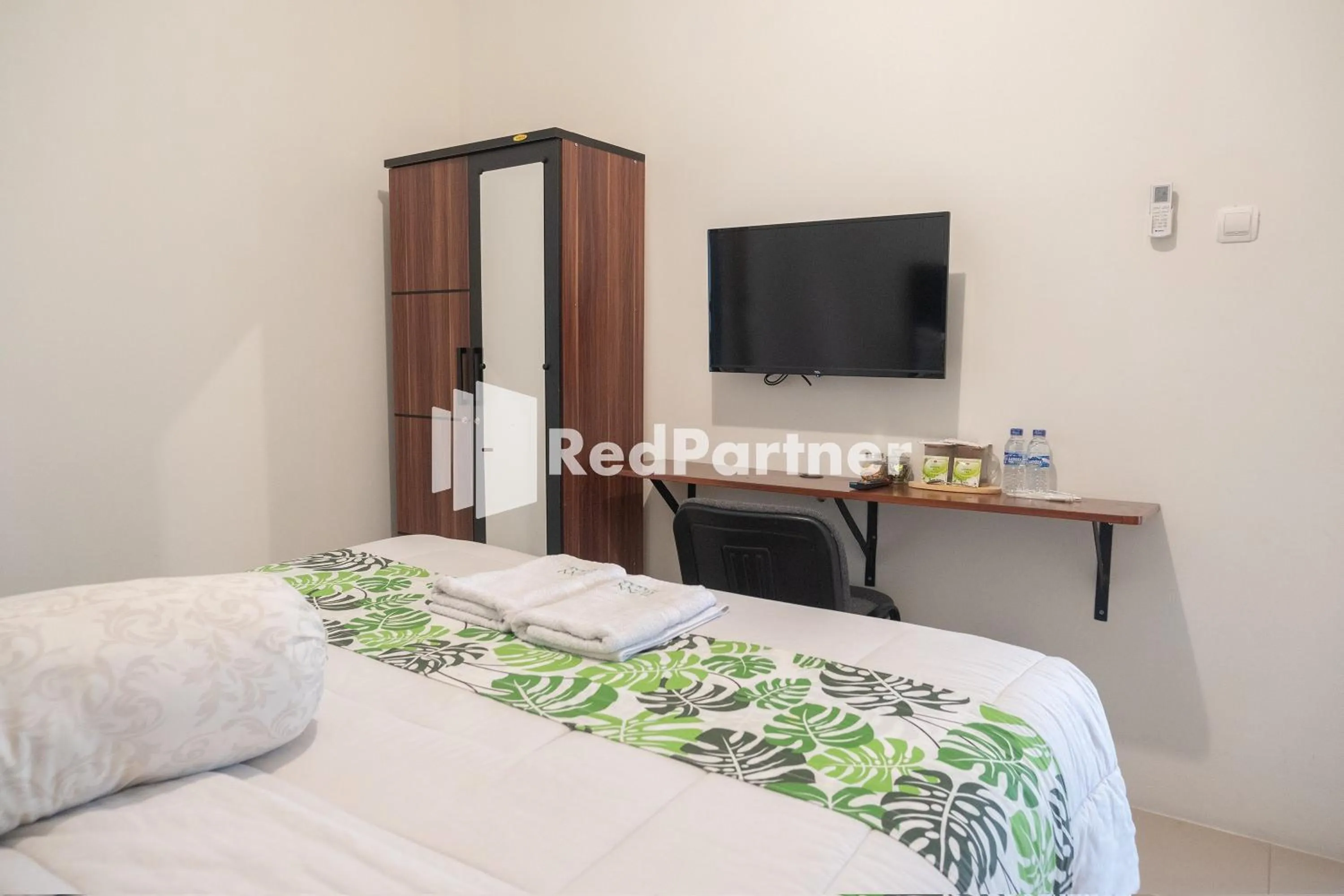 Bedroom in Twin House near UII Yogyakarta Mitra RedDoorz