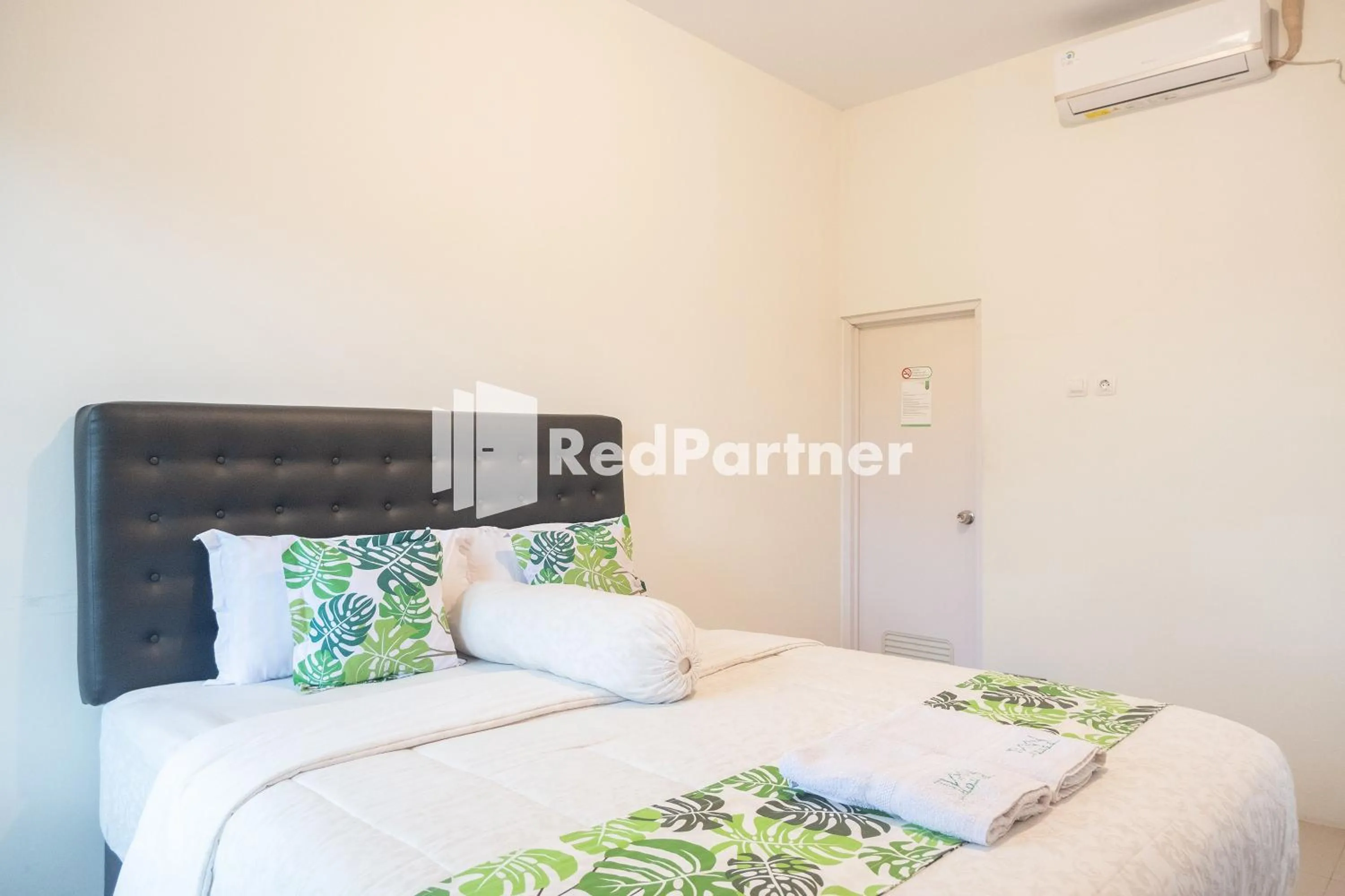 Bedroom in Twin House near UII Yogyakarta Mitra RedDoorz