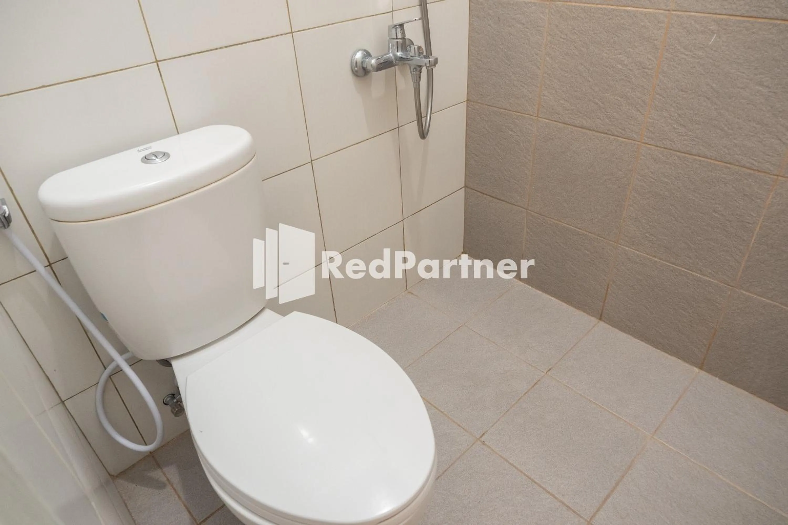 Bathroom in Twin House near UII Yogyakarta Mitra RedDoorz