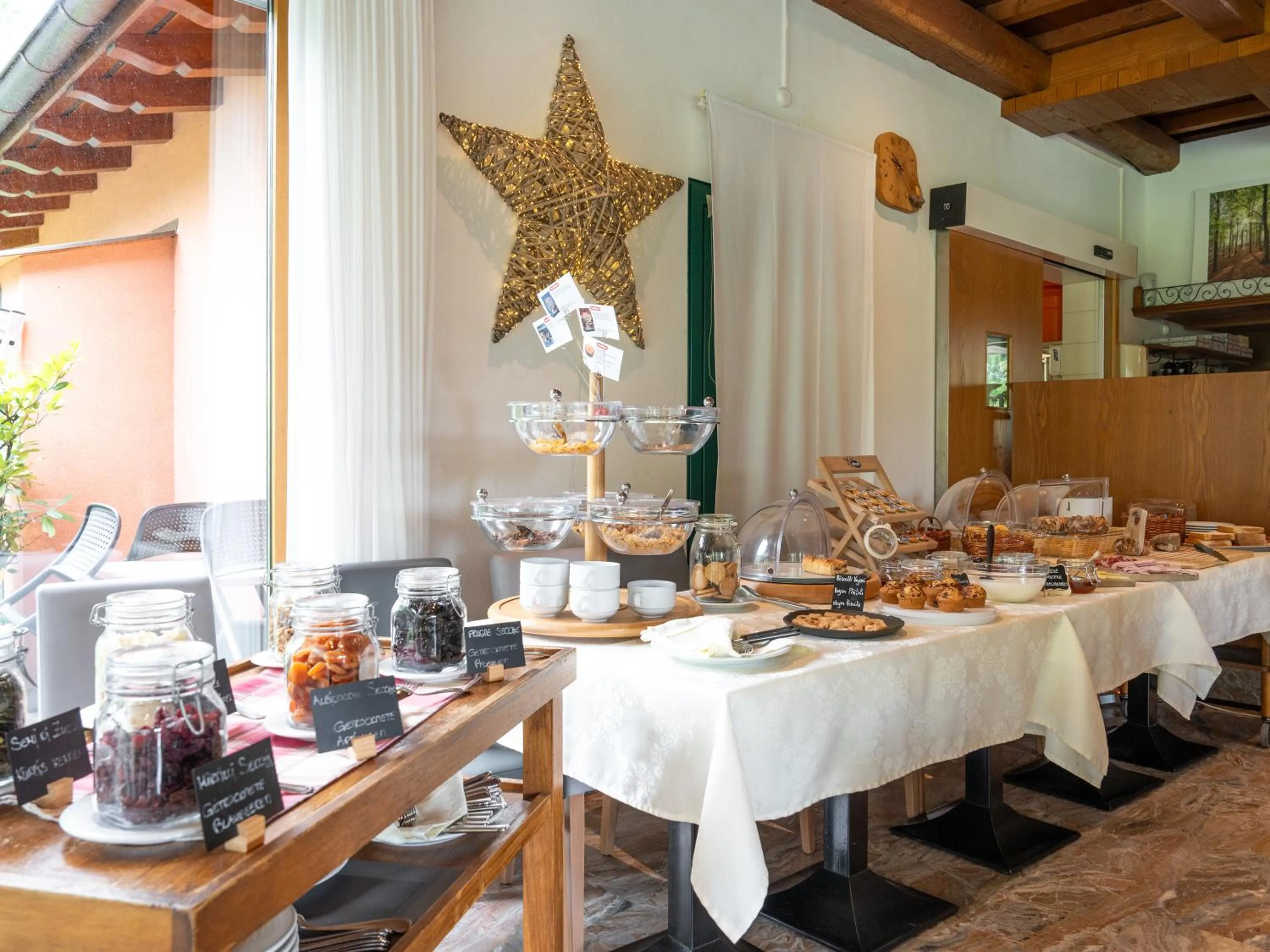 Buffet breakfast in Hotel Il Castagno