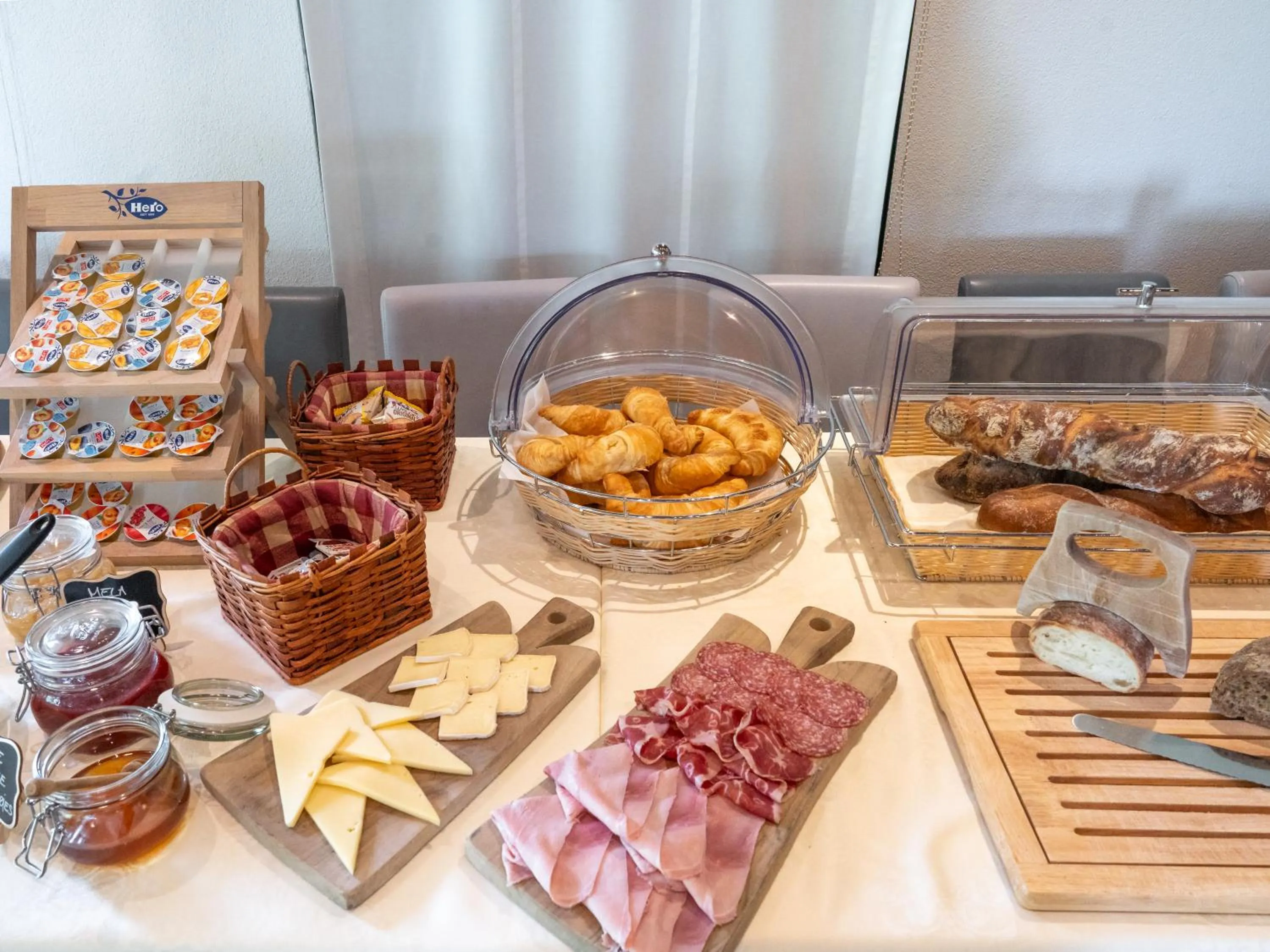 Buffet breakfast in Hotel Il Castagno