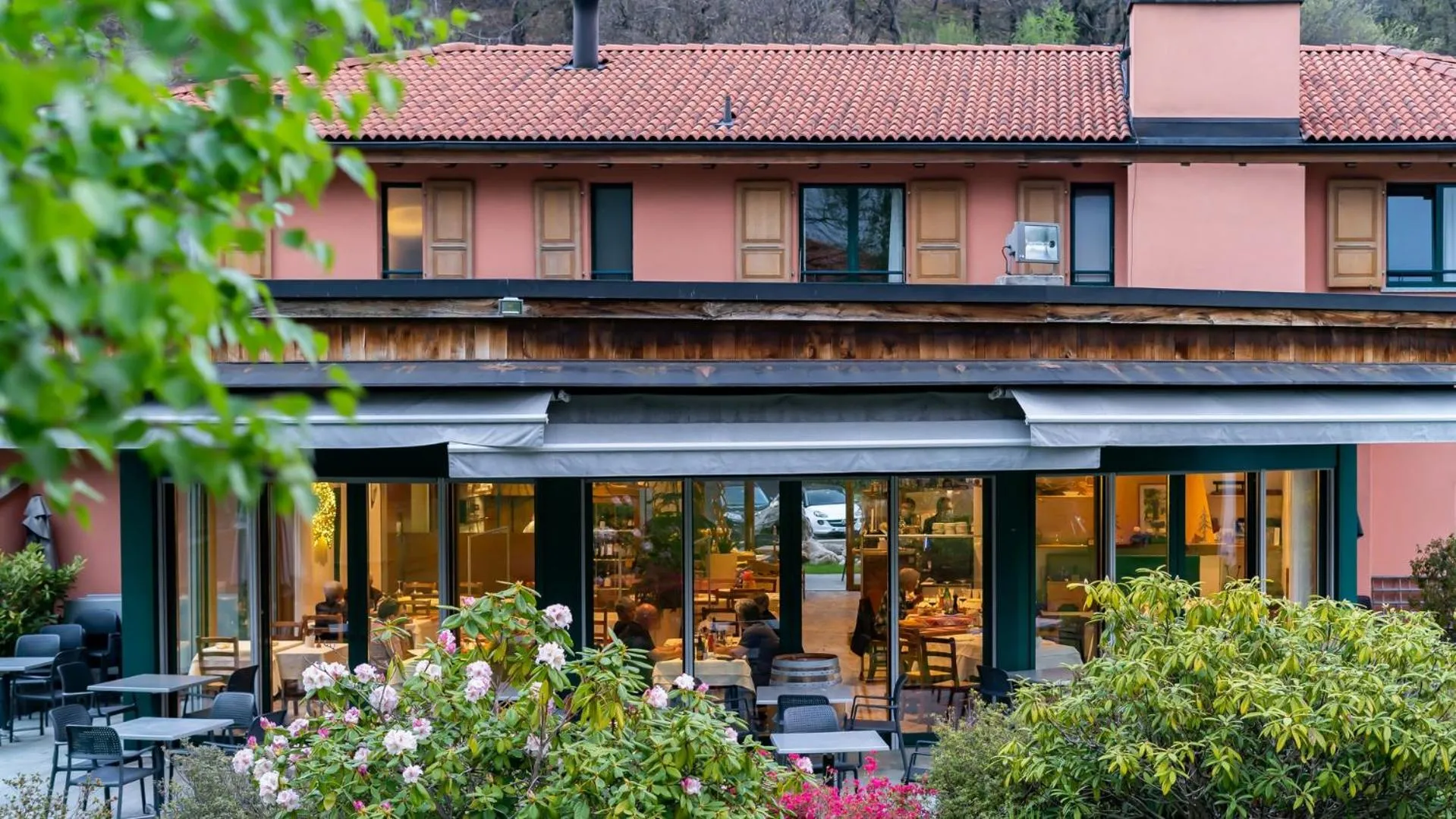 Property building in Hotel Il Castagno