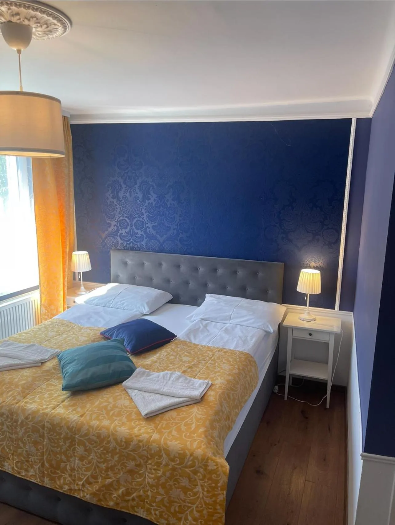 Photo of the whole room, Bed in Corso, Zimmer & Cafe, Hotel Garni