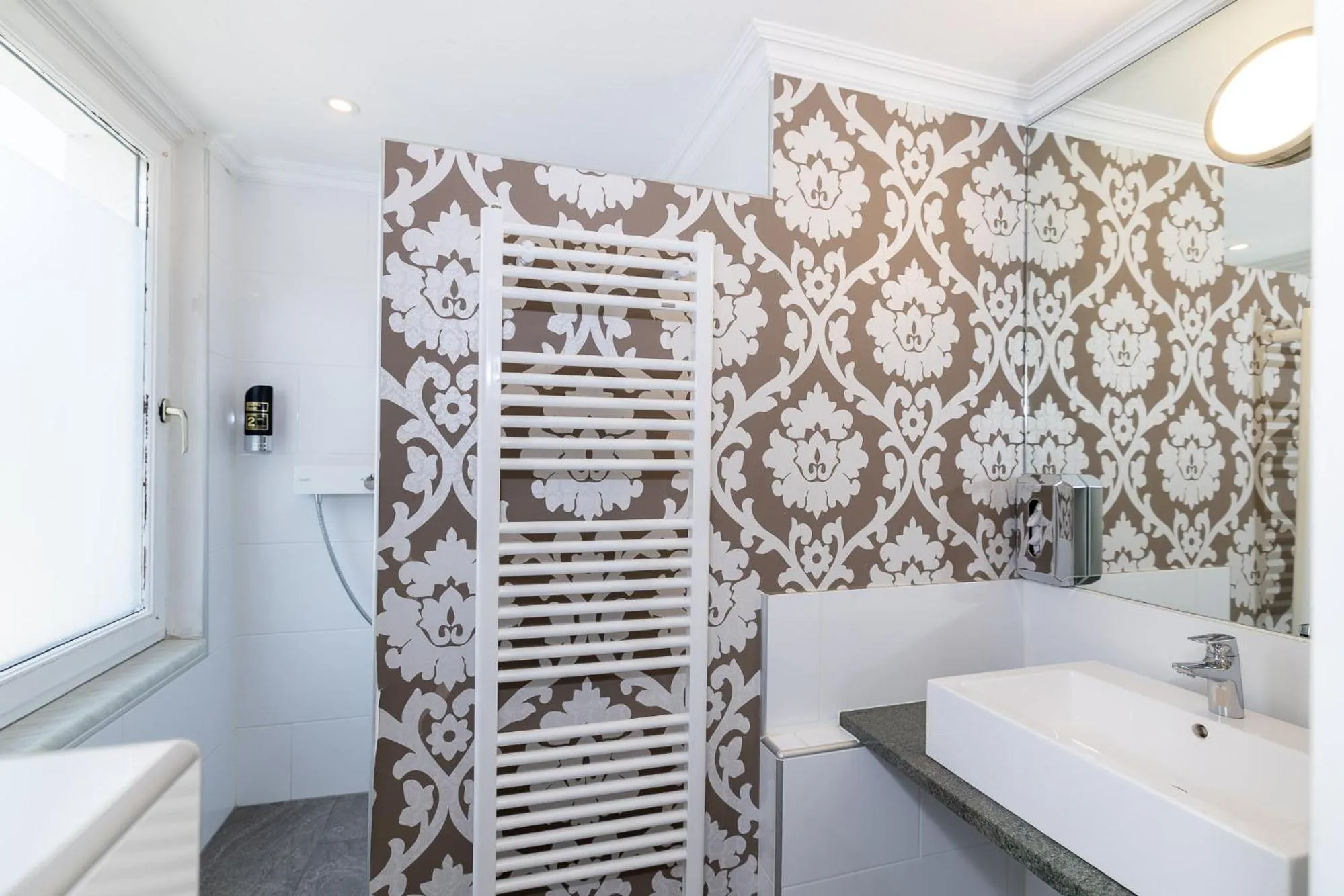 Shower in Corso, Zimmer & Cafe, Hotel Garni