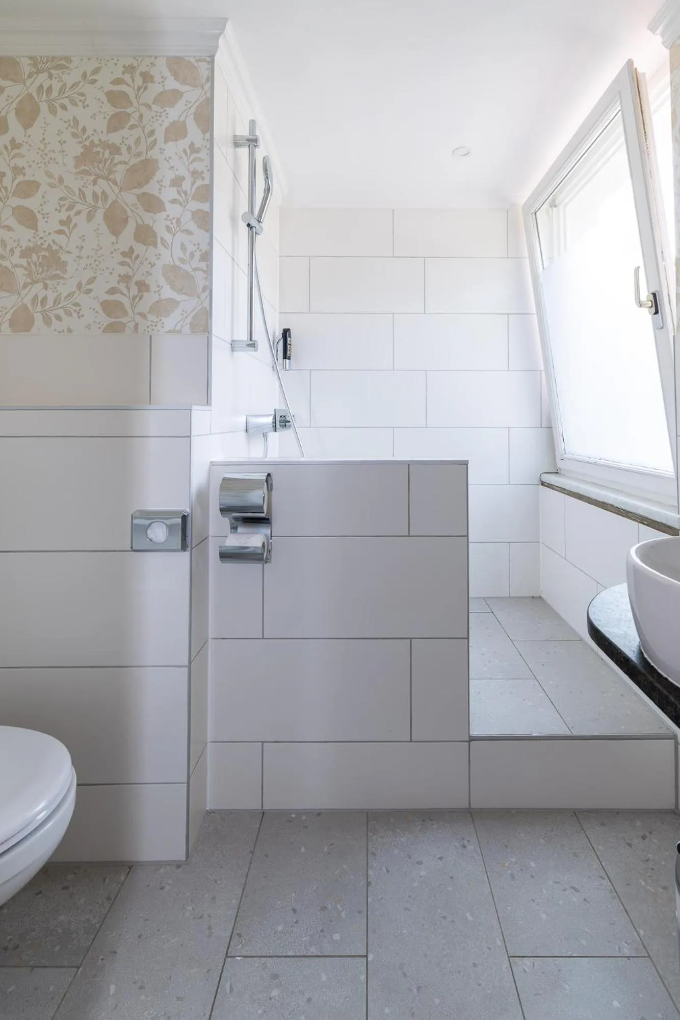 Shower in Corso, Zimmer & Cafe, Hotel Garni