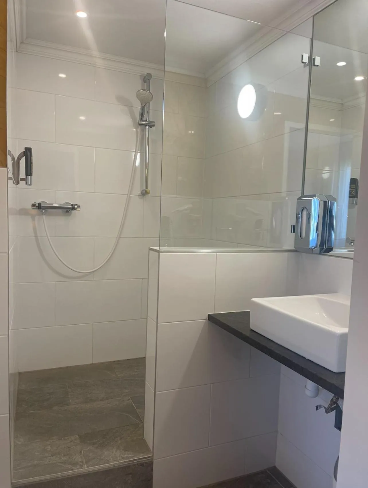 Shower in Corso, Zimmer & Cafe, Hotel Garni