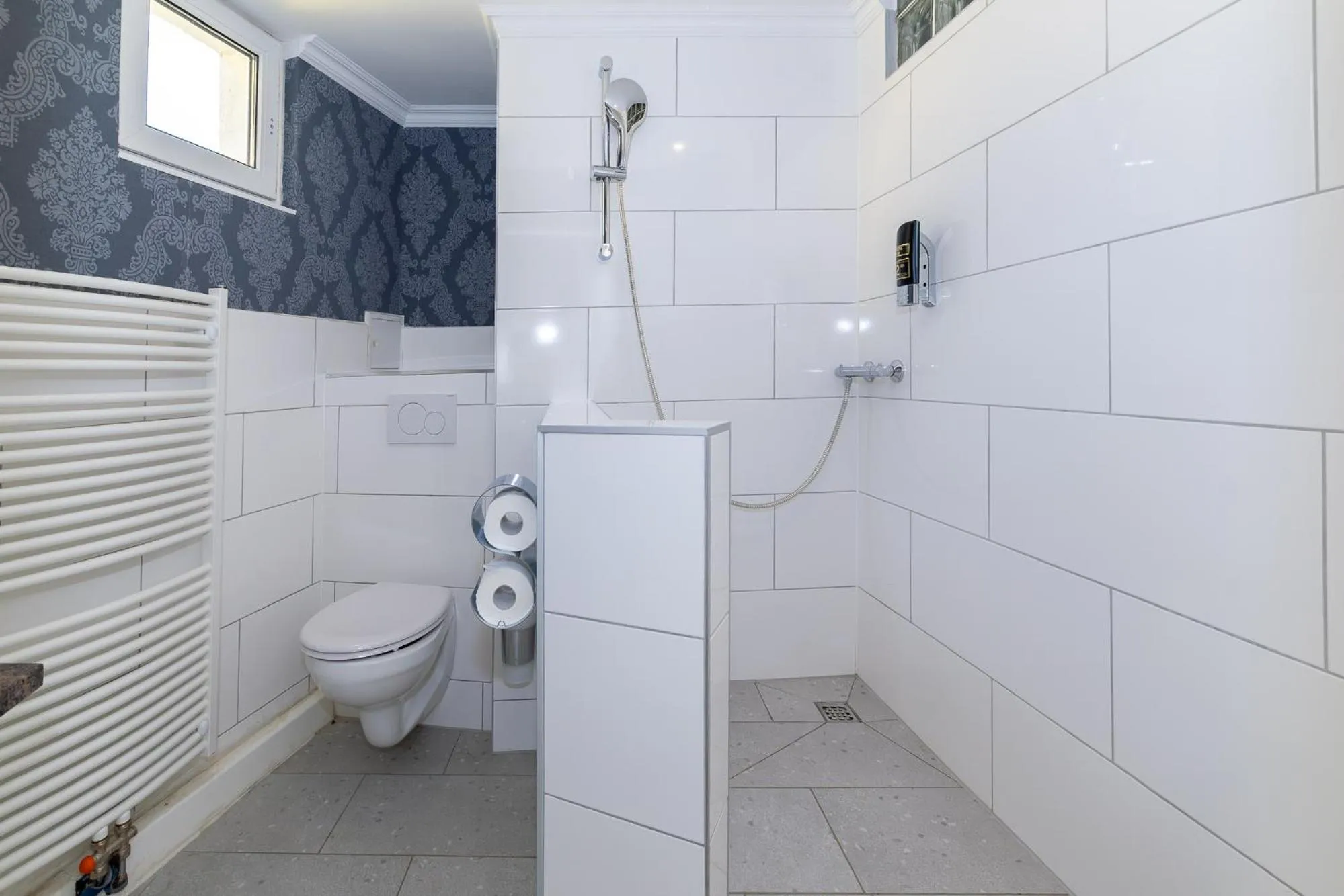 Shower in Corso, Zimmer & Cafe, Hotel Garni