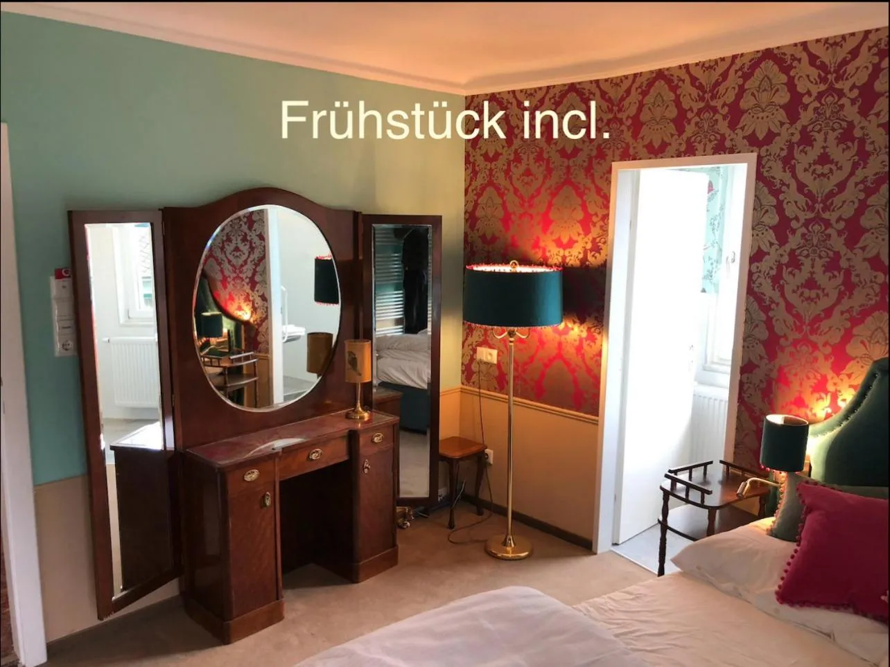 Photo of the whole room, Bed in Corso, Zimmer & Cafe, Hotel Garni