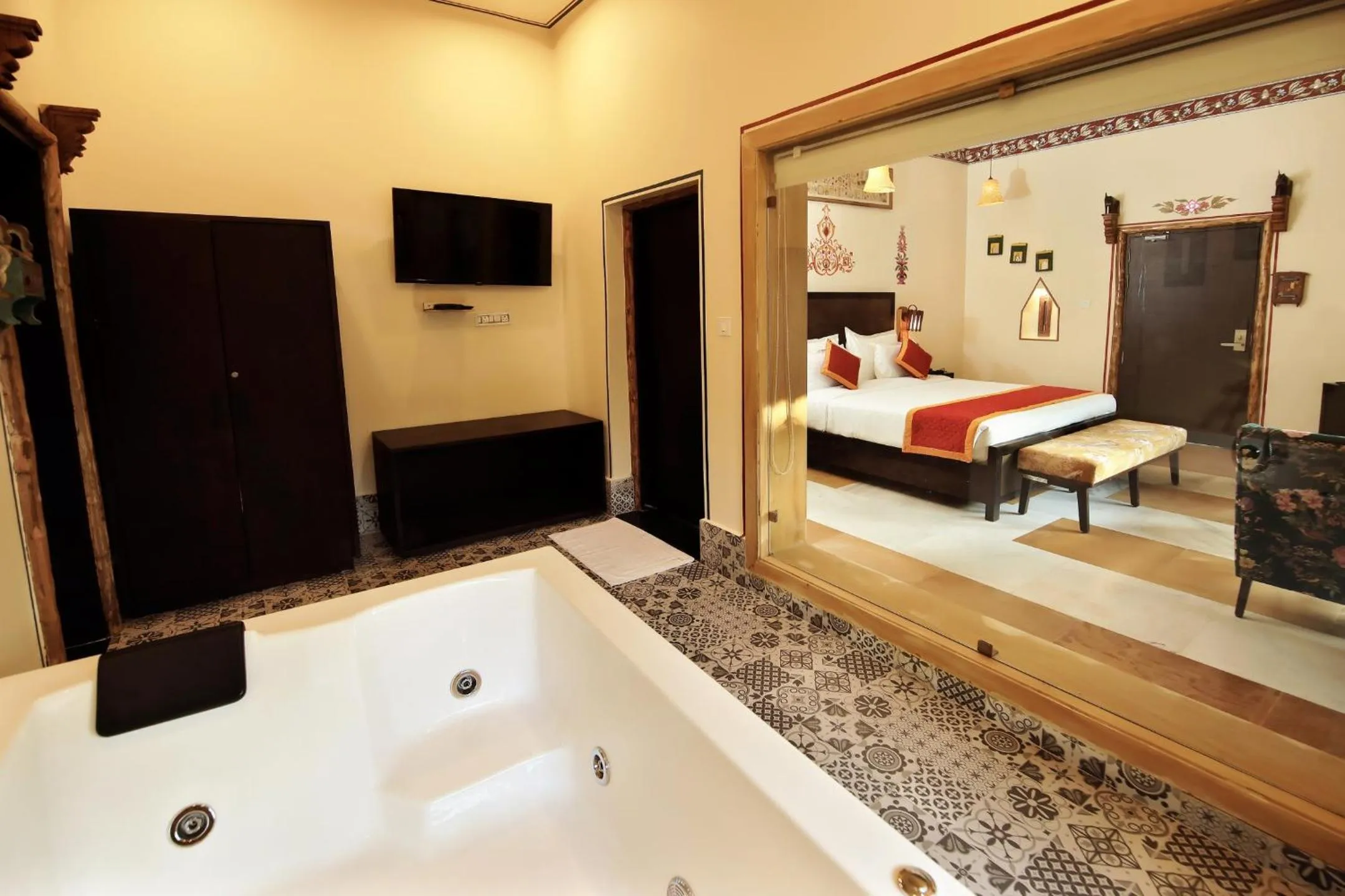 Hot Tub, Bed in Nature Village Resort