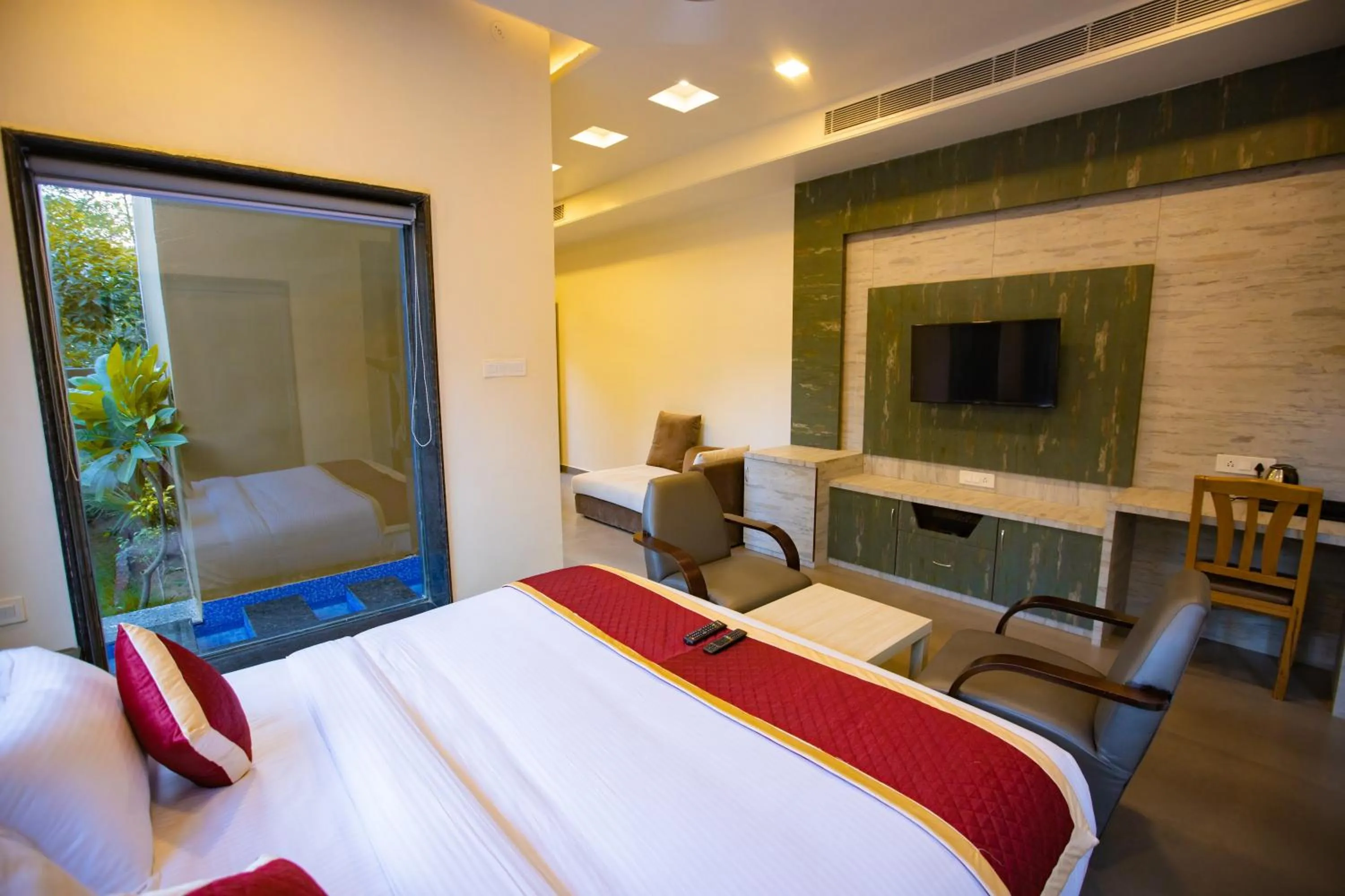 Communal lounge/ TV room, Bed in Nature Village Resort