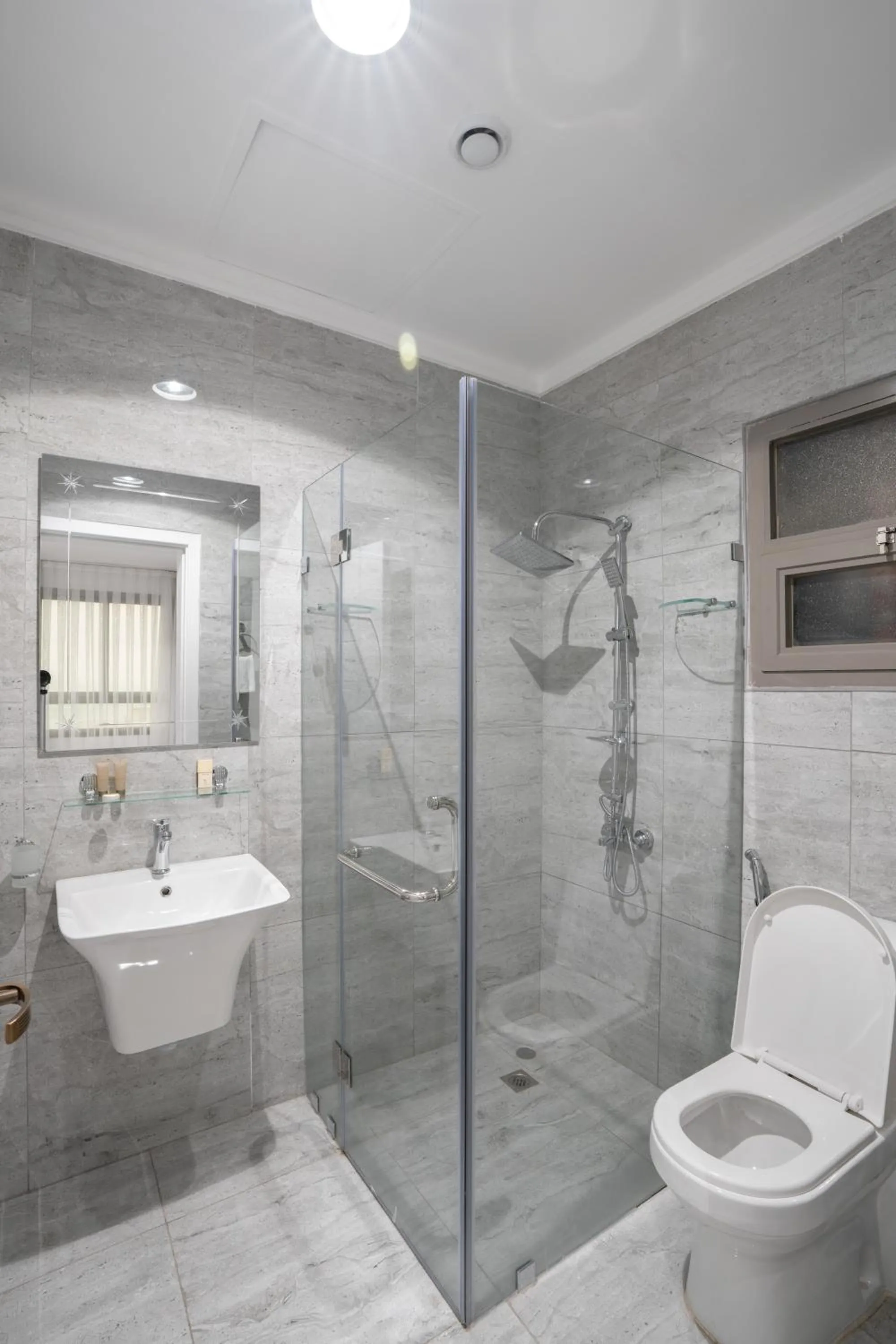 Bathroom in Plaza Athenee Hotel