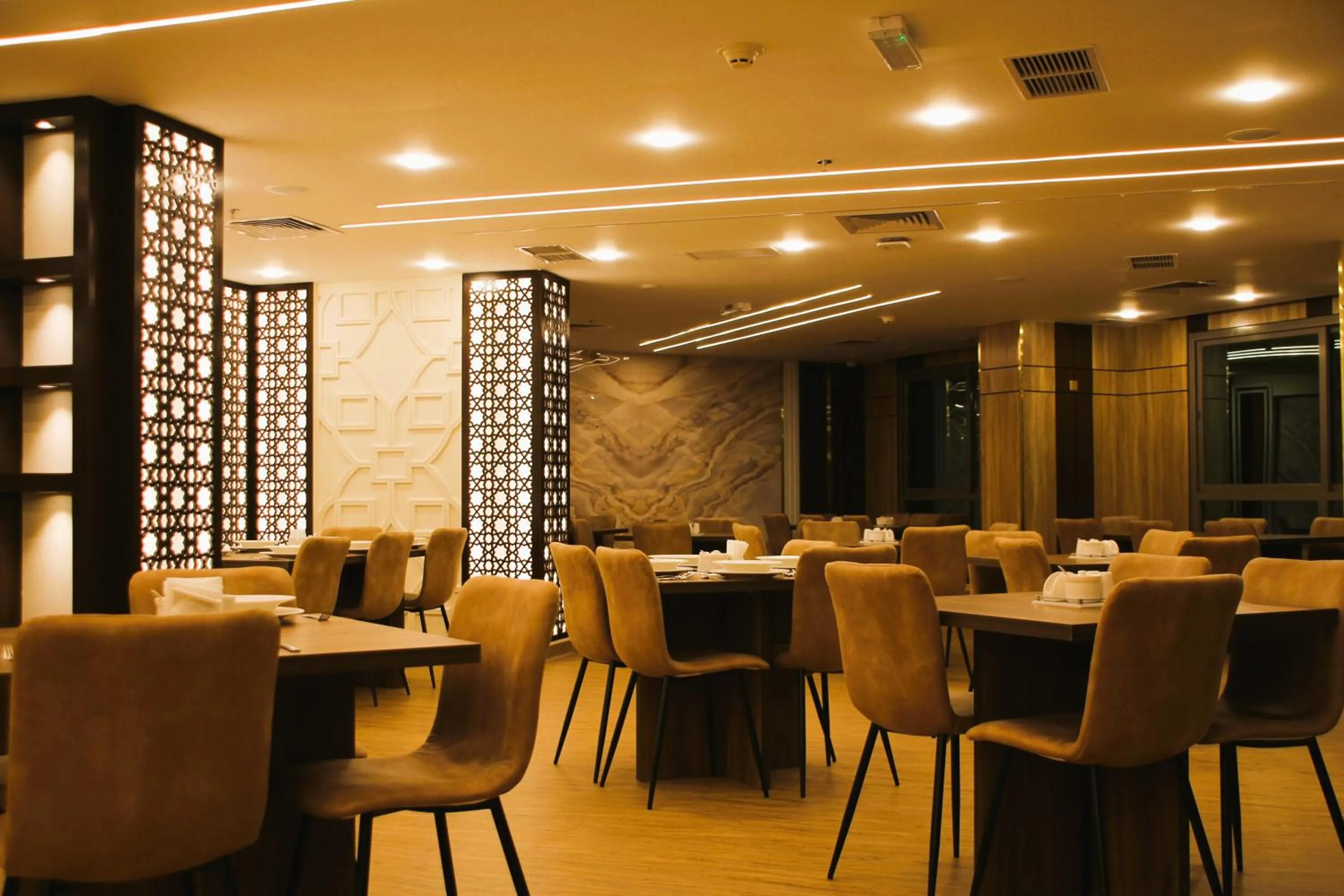 Restaurant/places to eat in Plaza Athenee Hotel