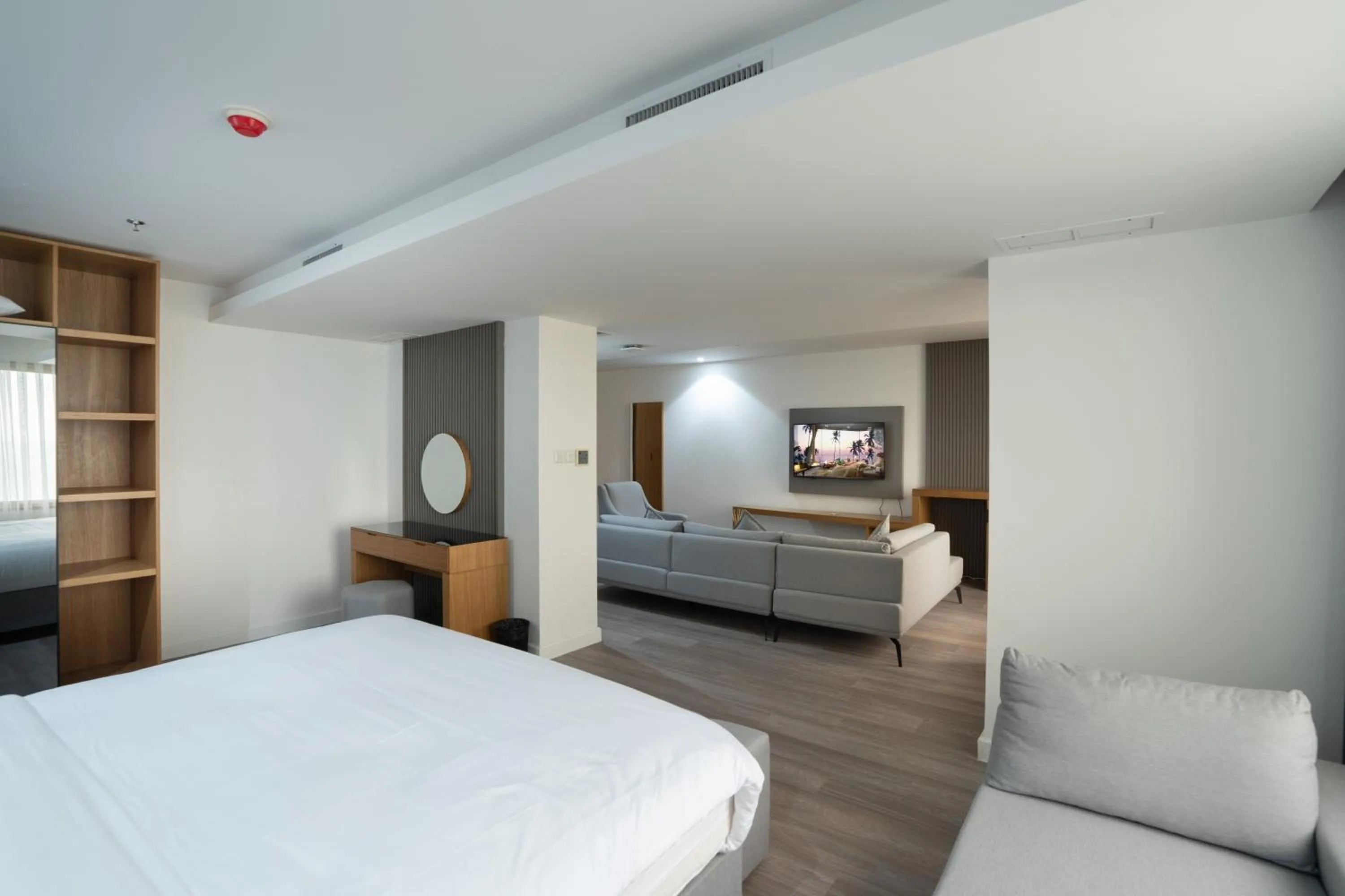 Photo of the whole room, Bed in Plaza Athenee Hotel