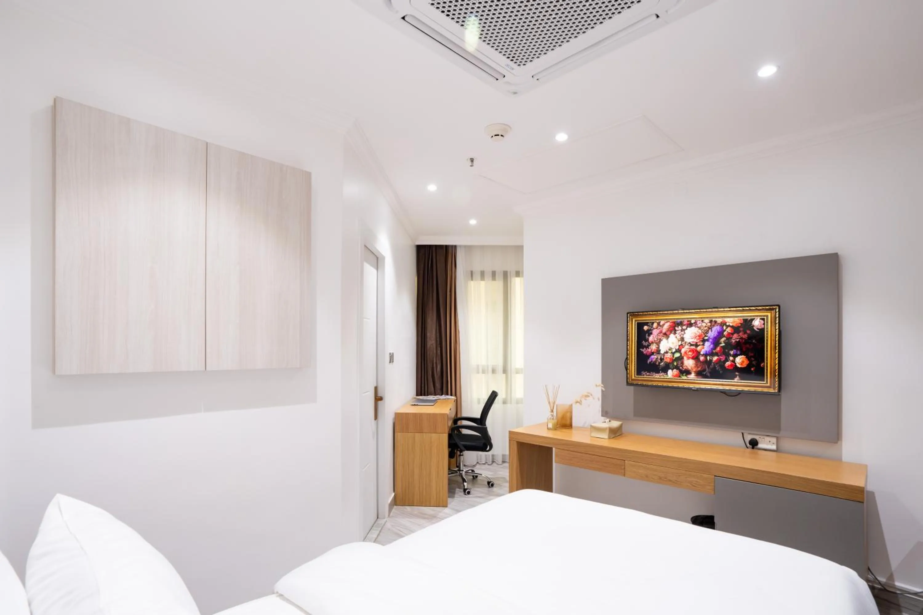 Bedroom, Bed in Plaza Athenee Hotel