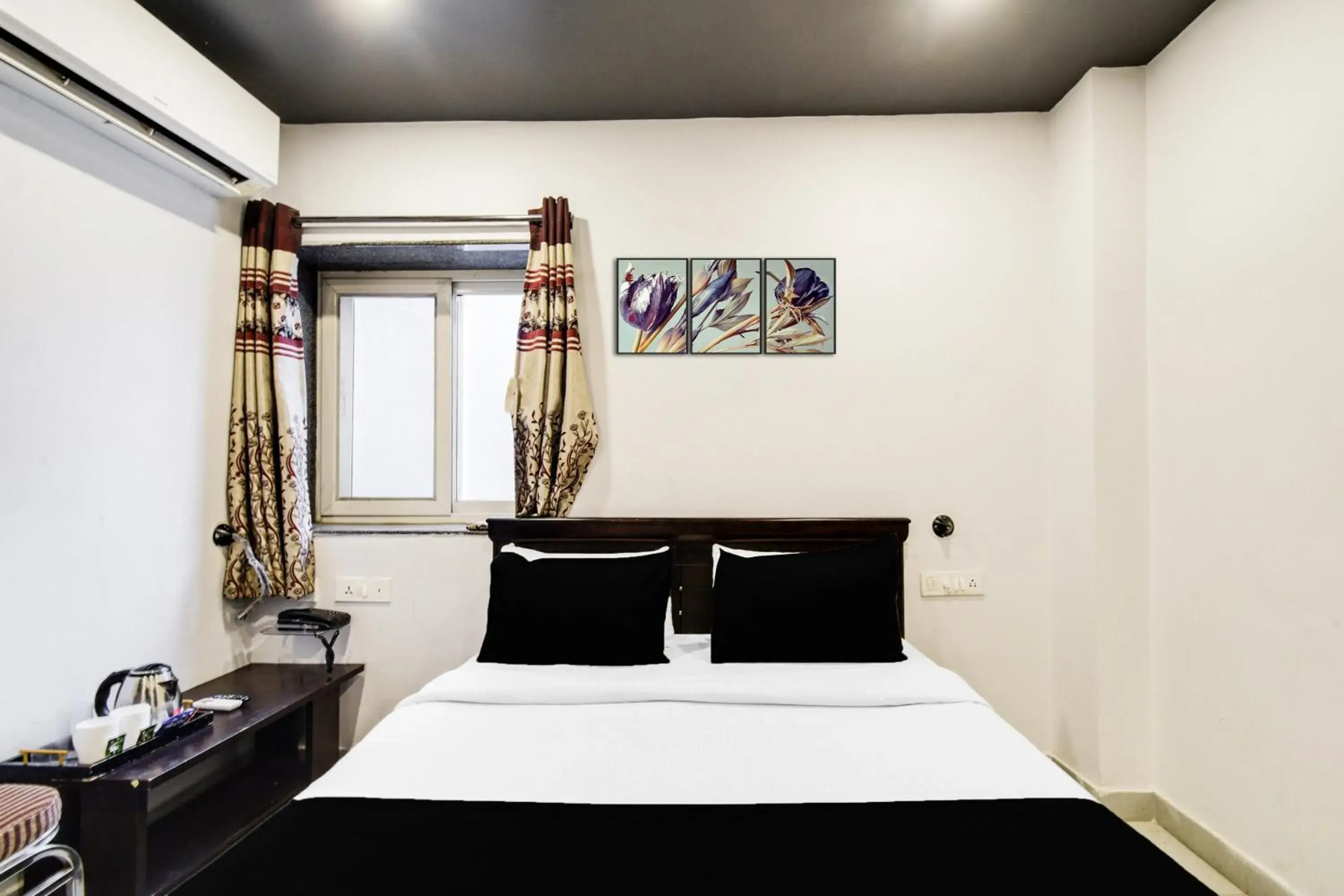 Bedroom, Bed in Super Townhouse Alwal Road Bedroom, Bed in Super Townhouse Alwal Road