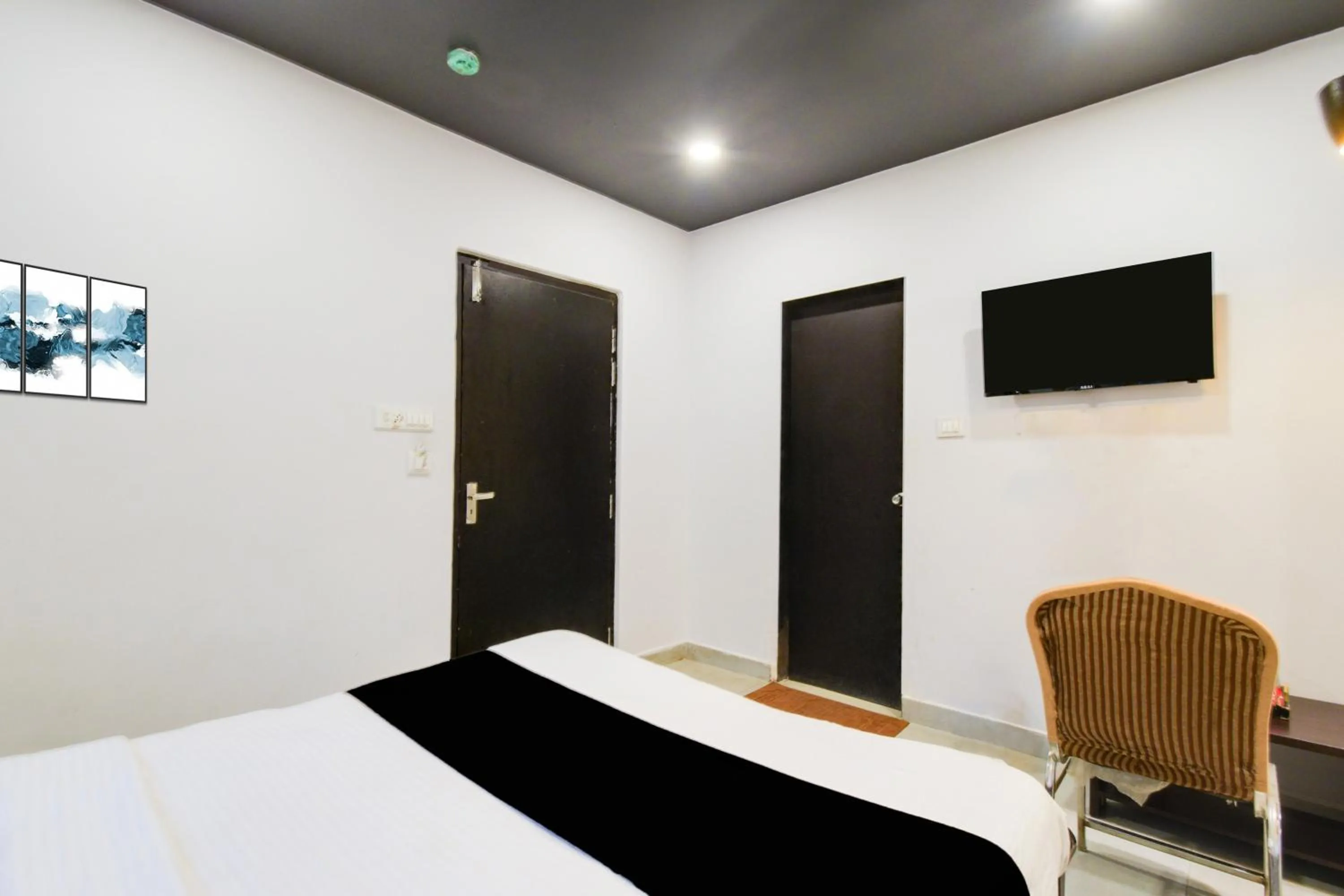 Bedroom, Bed in Super Townhouse Alwal Road