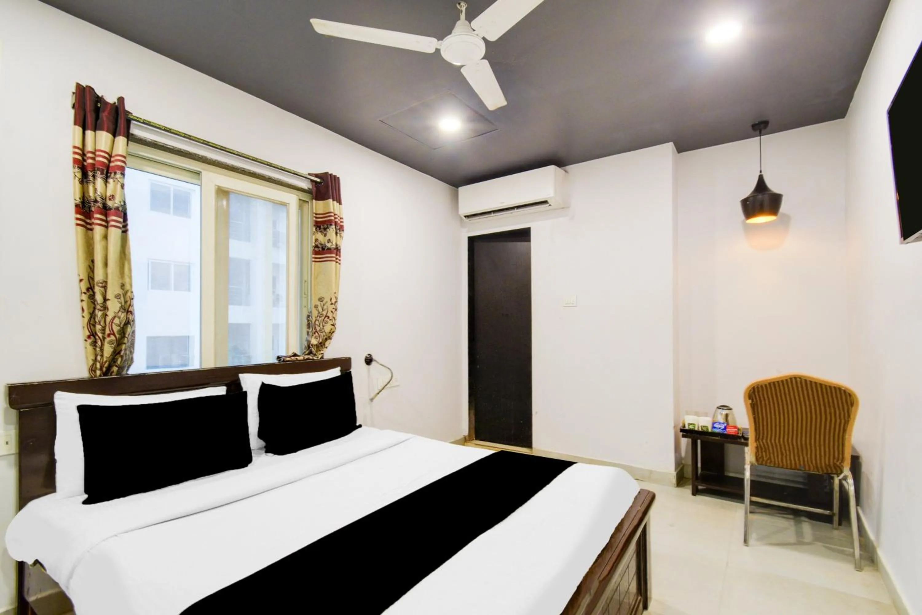 Bedroom, Bed in Super Townhouse Alwal Road