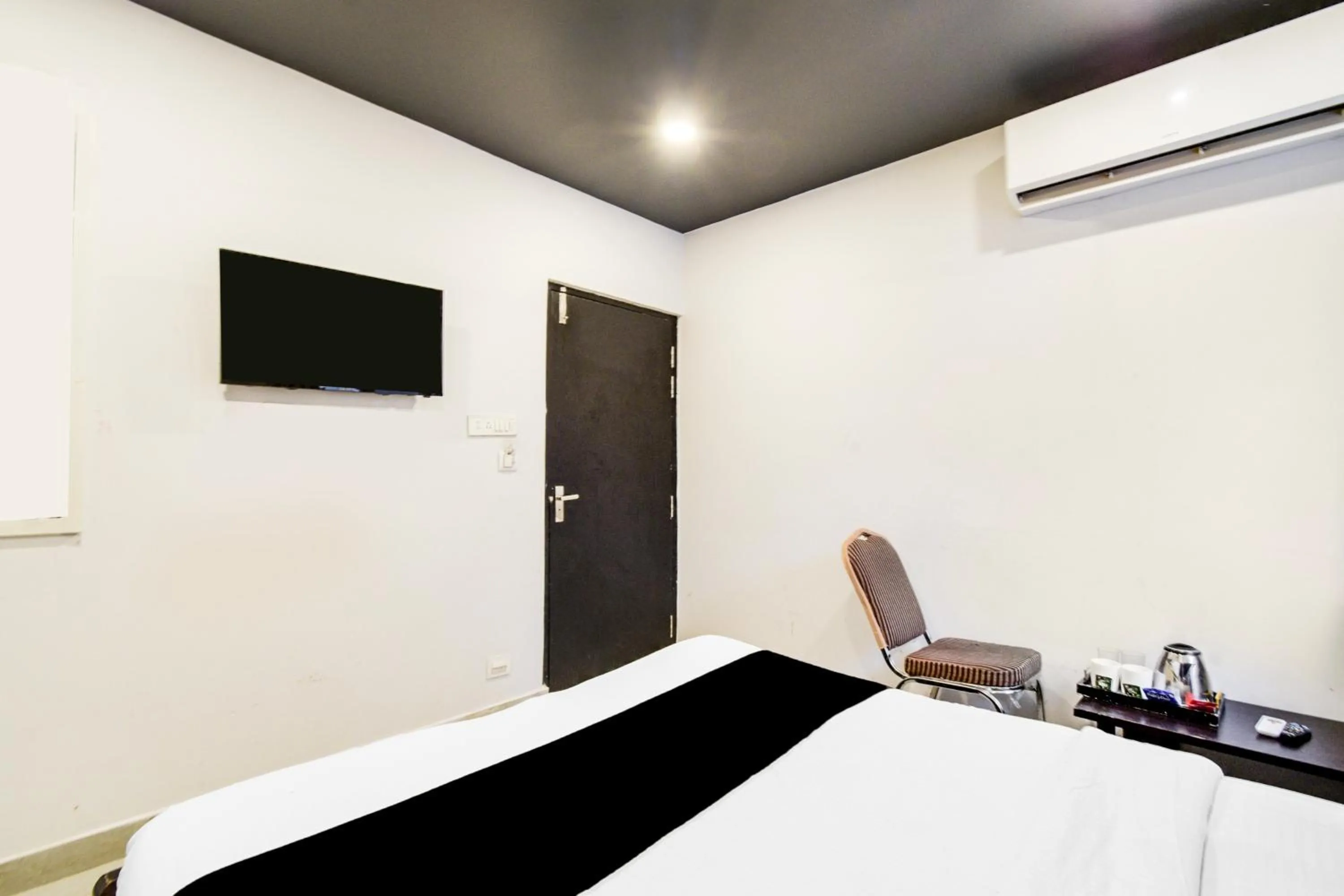 Bedroom, Bed in Super Townhouse Alwal Road