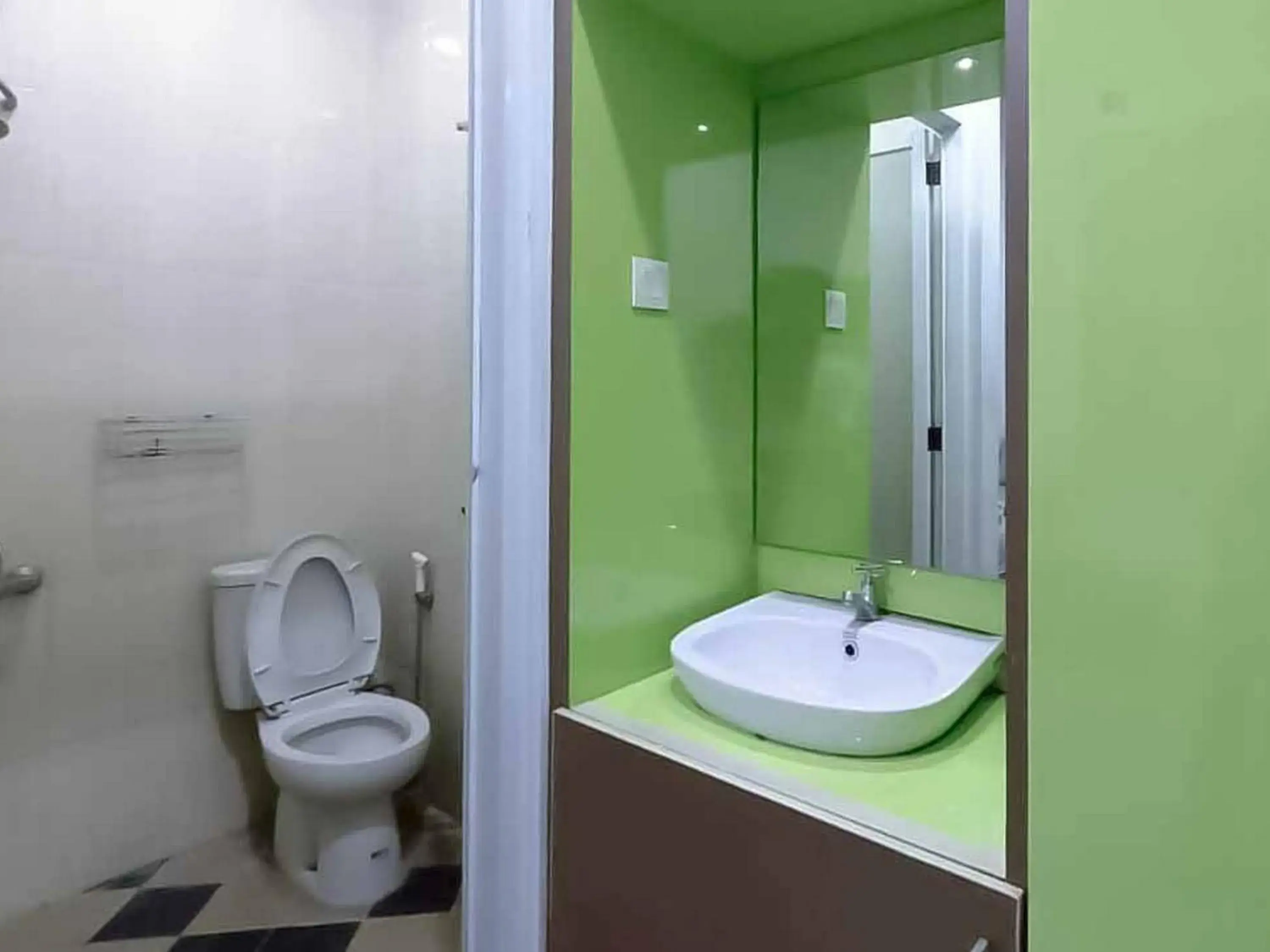 Bathroom in Aimer Guest House Syariah Mitra RedDoorz Bathroom in Aimer Guest House Syariah Mitra RedDoorz
