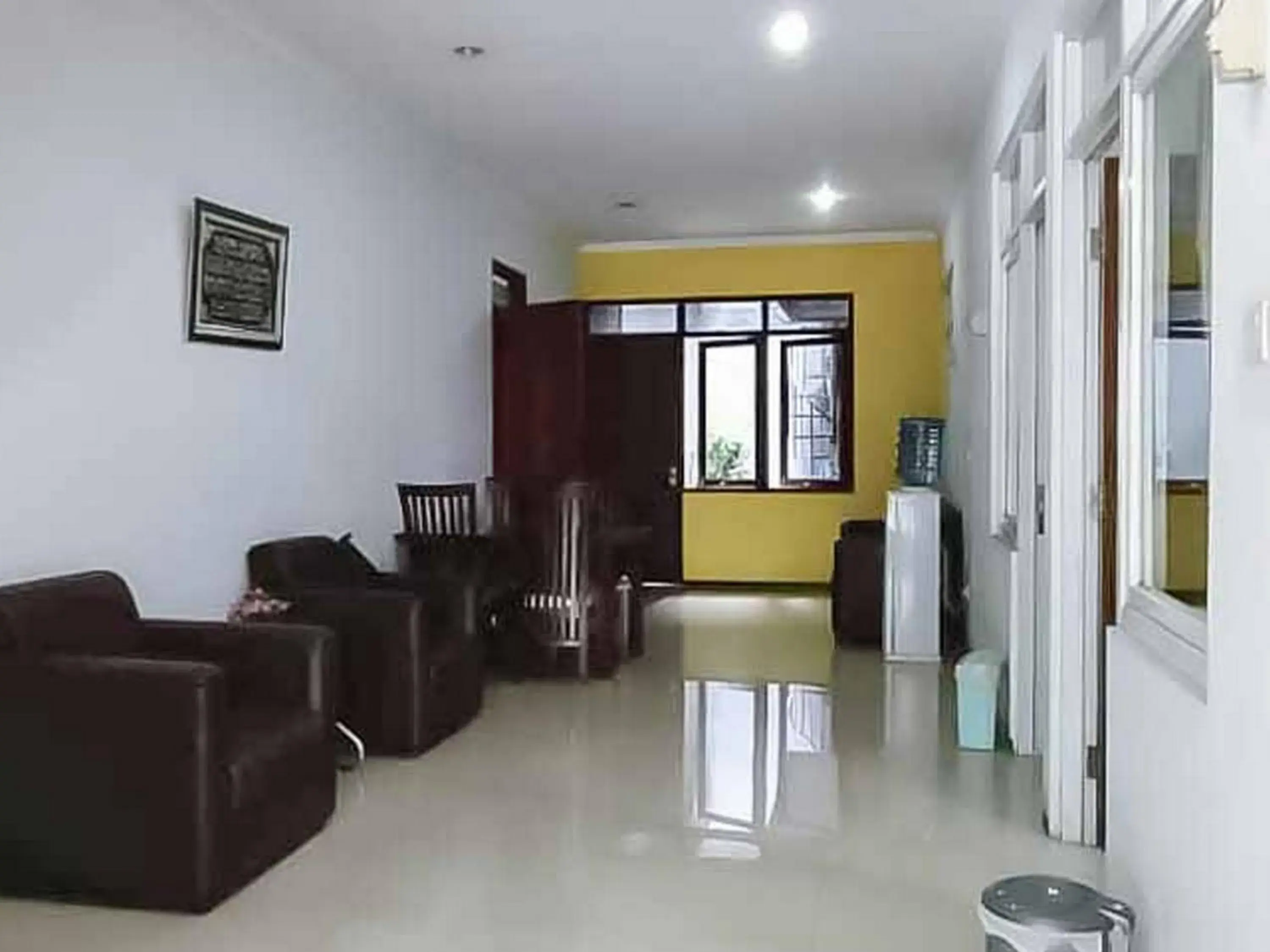 Lobby or reception in Aimer Guest House Syariah Mitra RedDoorz Lobby or reception in Aimer Guest House Syariah Mitra RedDoorz