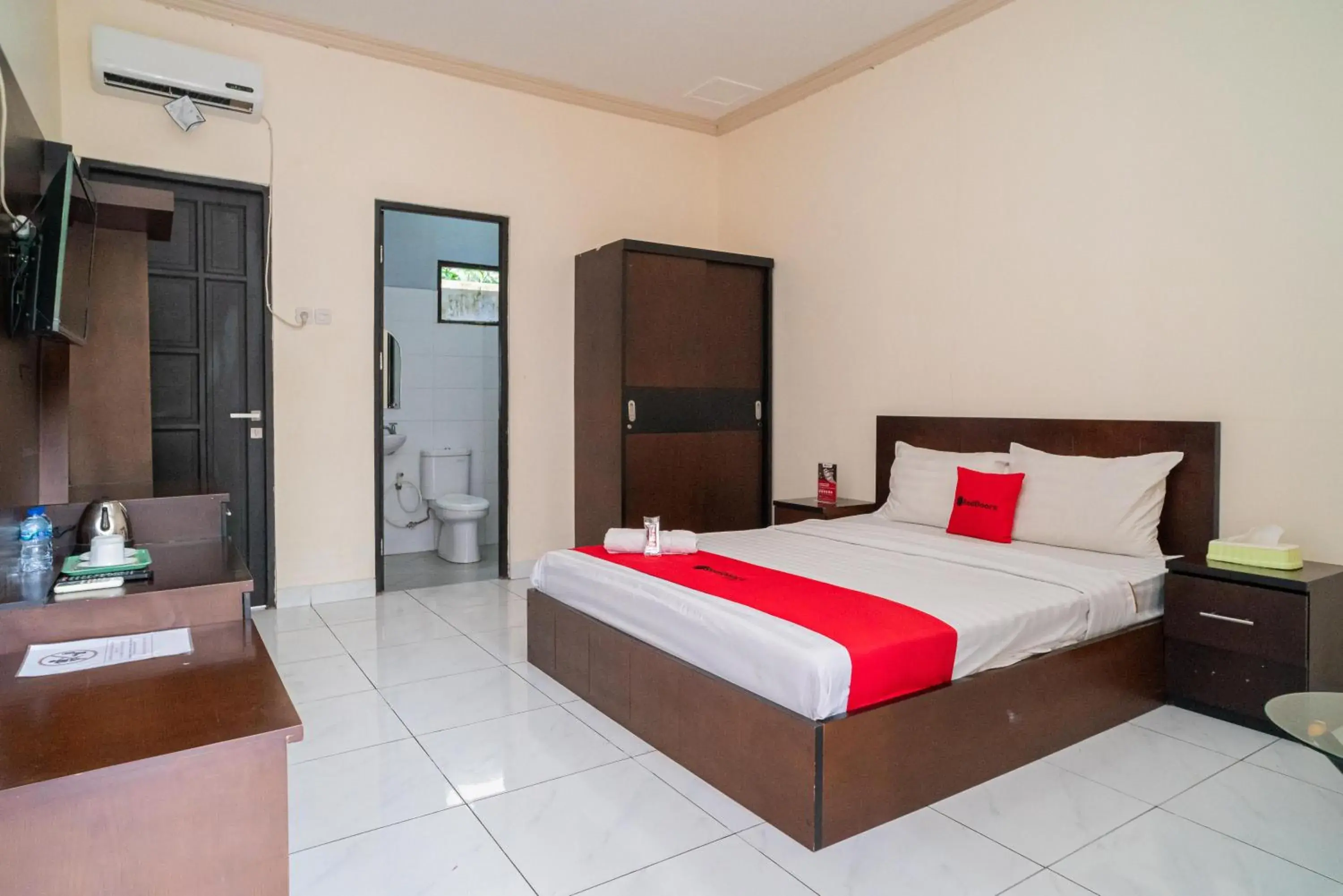 Bed in RedDoorz @ Wisma Pangrango Bed in RedDoorz @ Wisma Pangrango