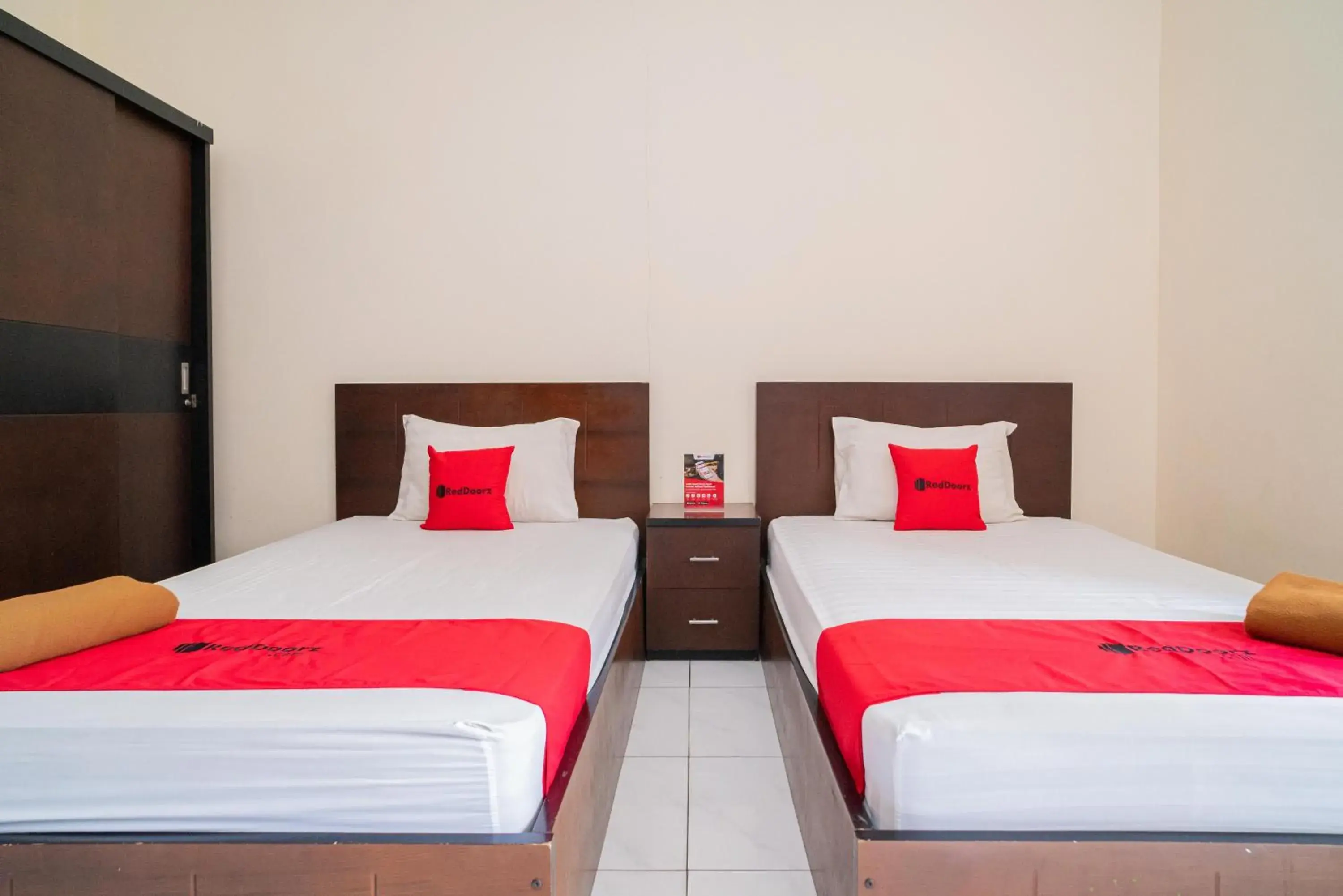 Twin Room in RedDoorz @ Wisma Pangrango Twin Room in RedDoorz @ Wisma Pangrango