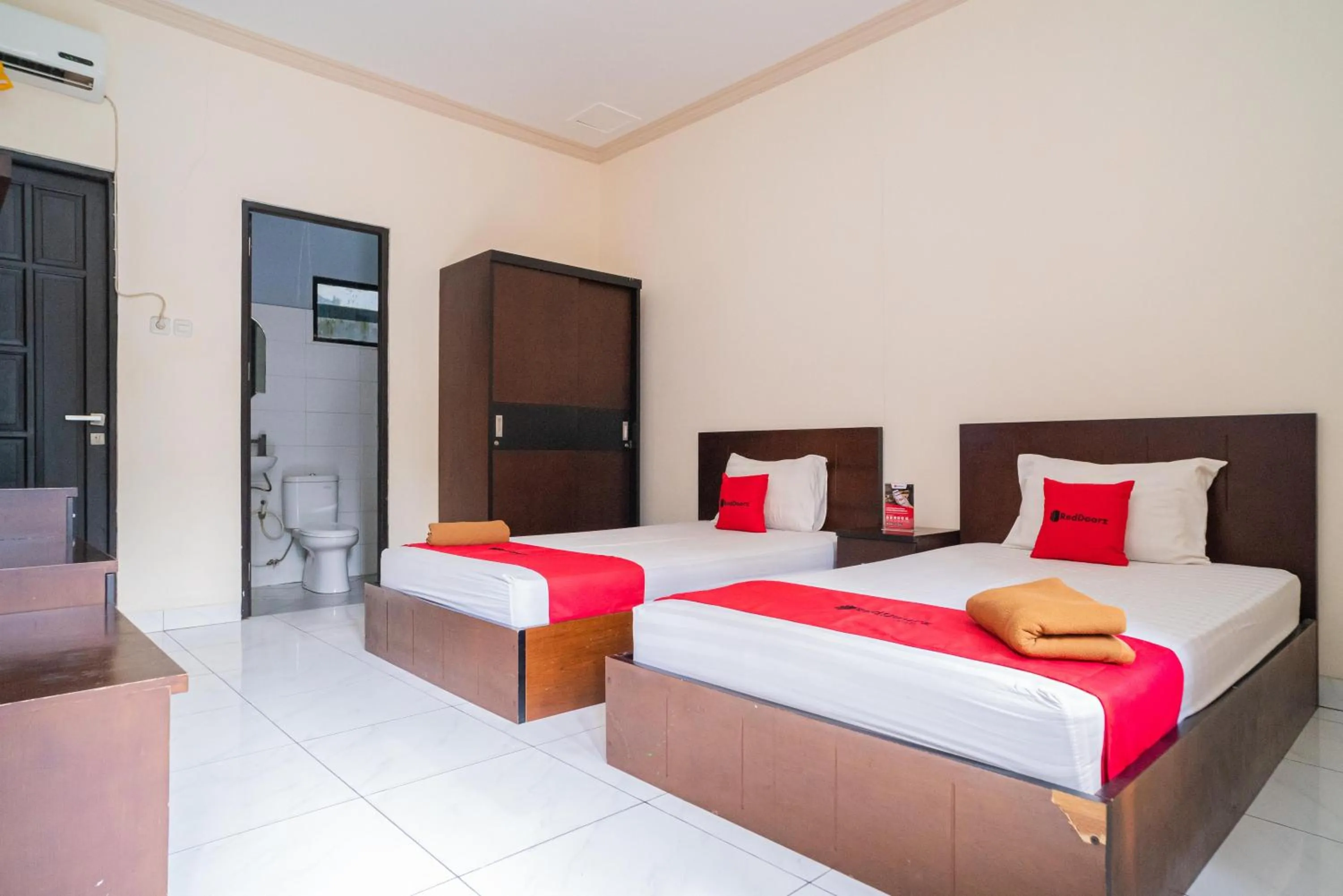 Bed in RedDoorz @ Wisma Pangrango
