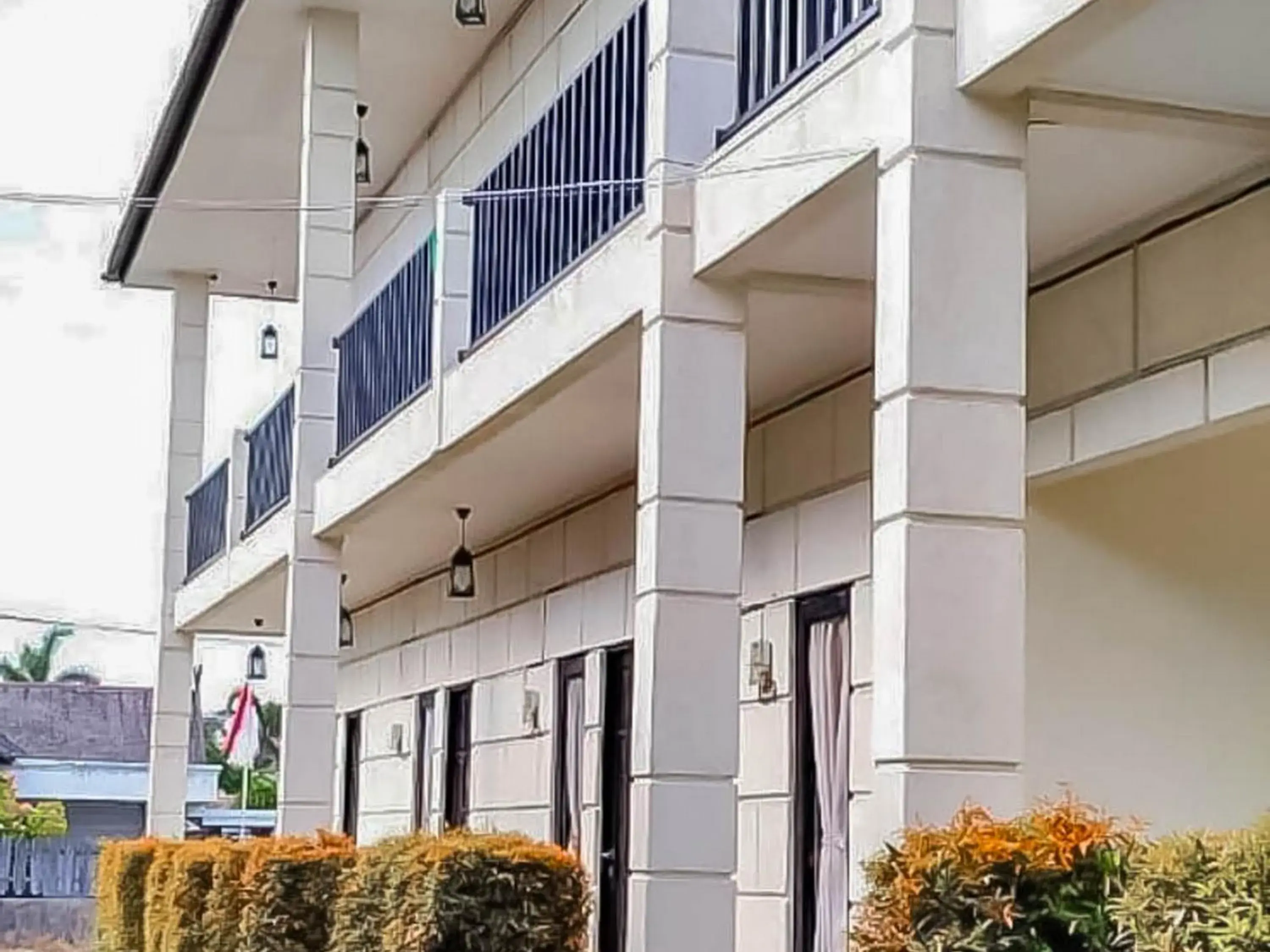 Facade/entrance in RedDoorz @ Wisma Pangrango Facade/entrance in RedDoorz @ Wisma Pangrango