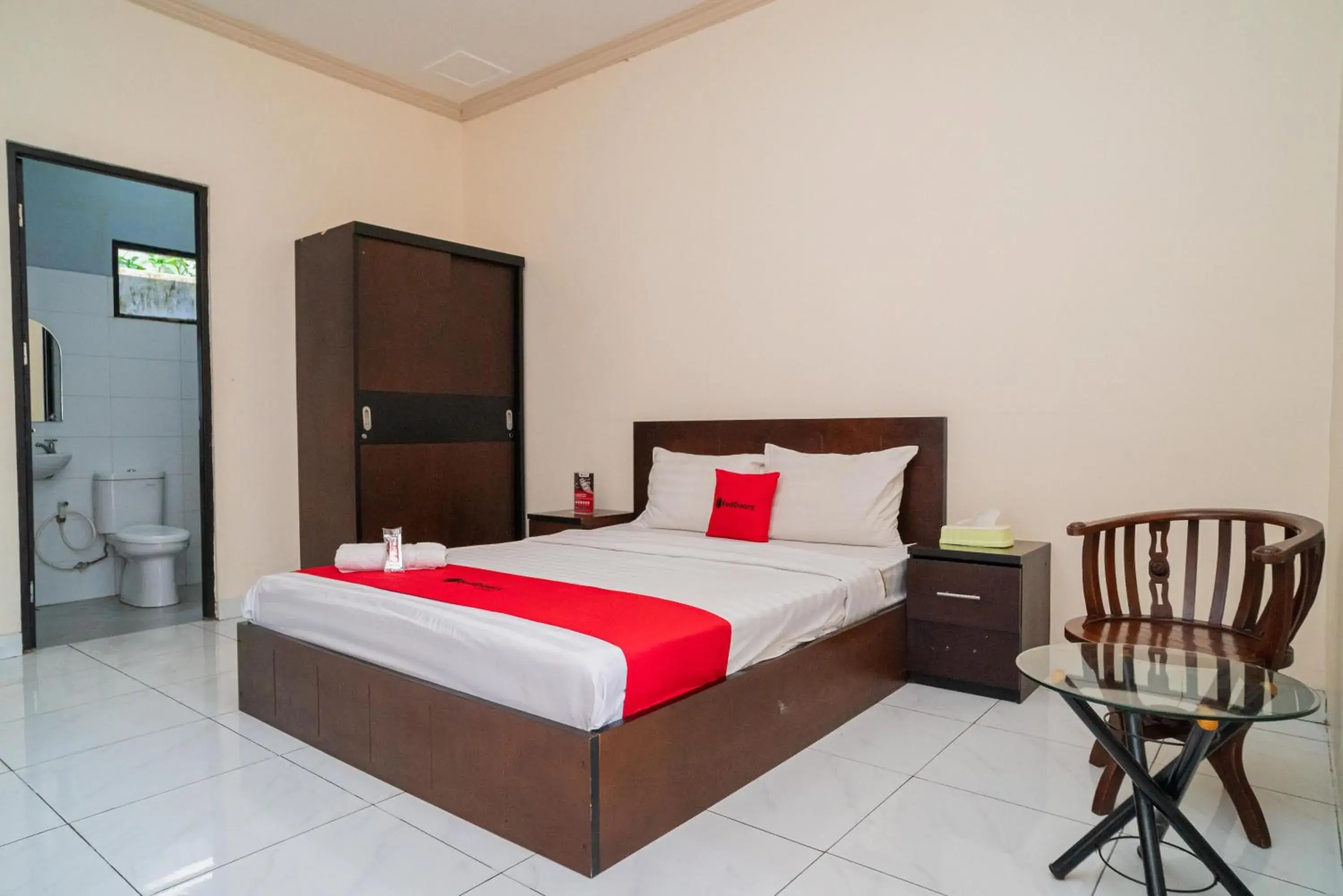 Bed in RedDoorz @ Wisma Pangrango Bed in RedDoorz @ Wisma Pangrango