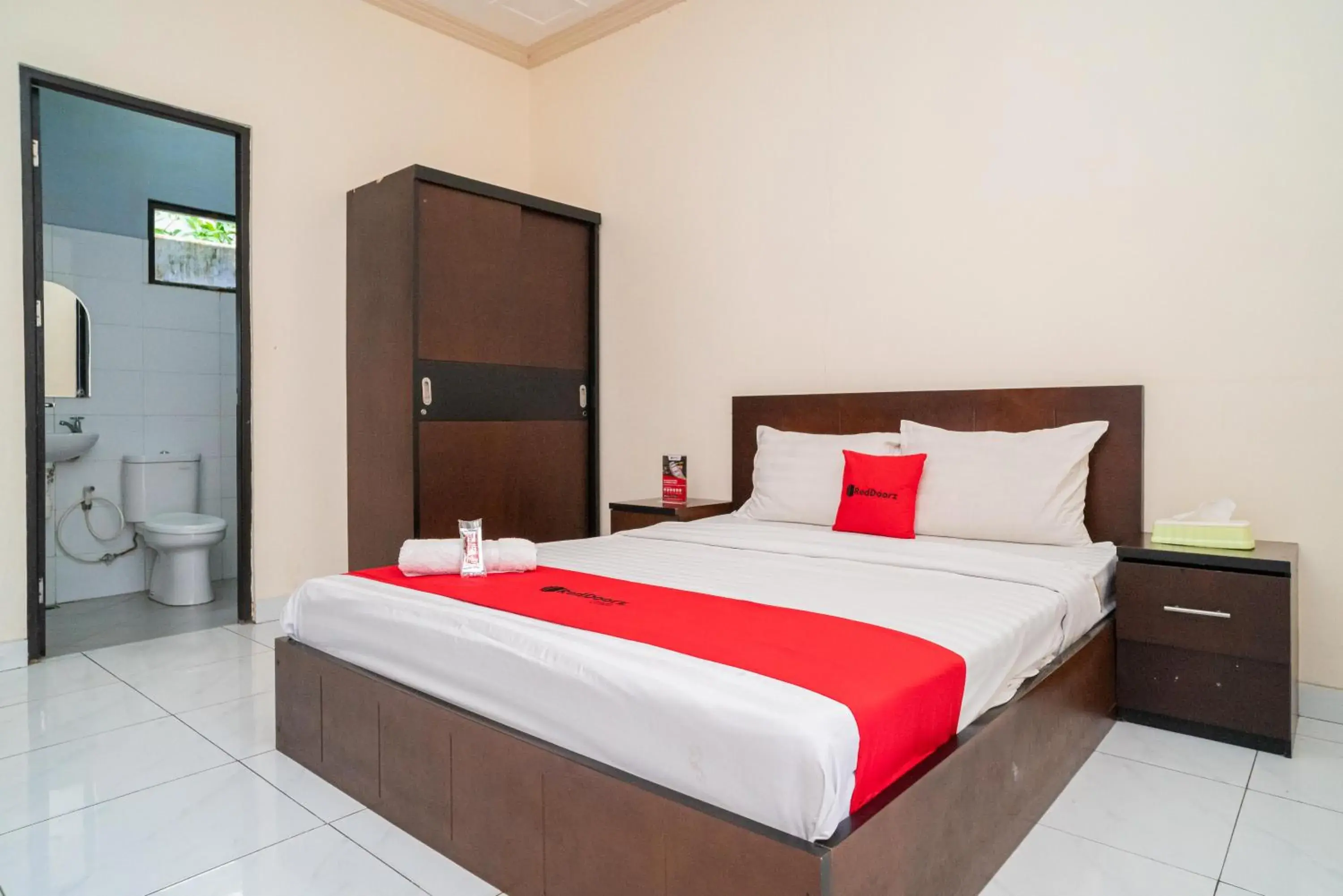 Bed in RedDoorz @ Wisma Pangrango Bed in RedDoorz @ Wisma Pangrango