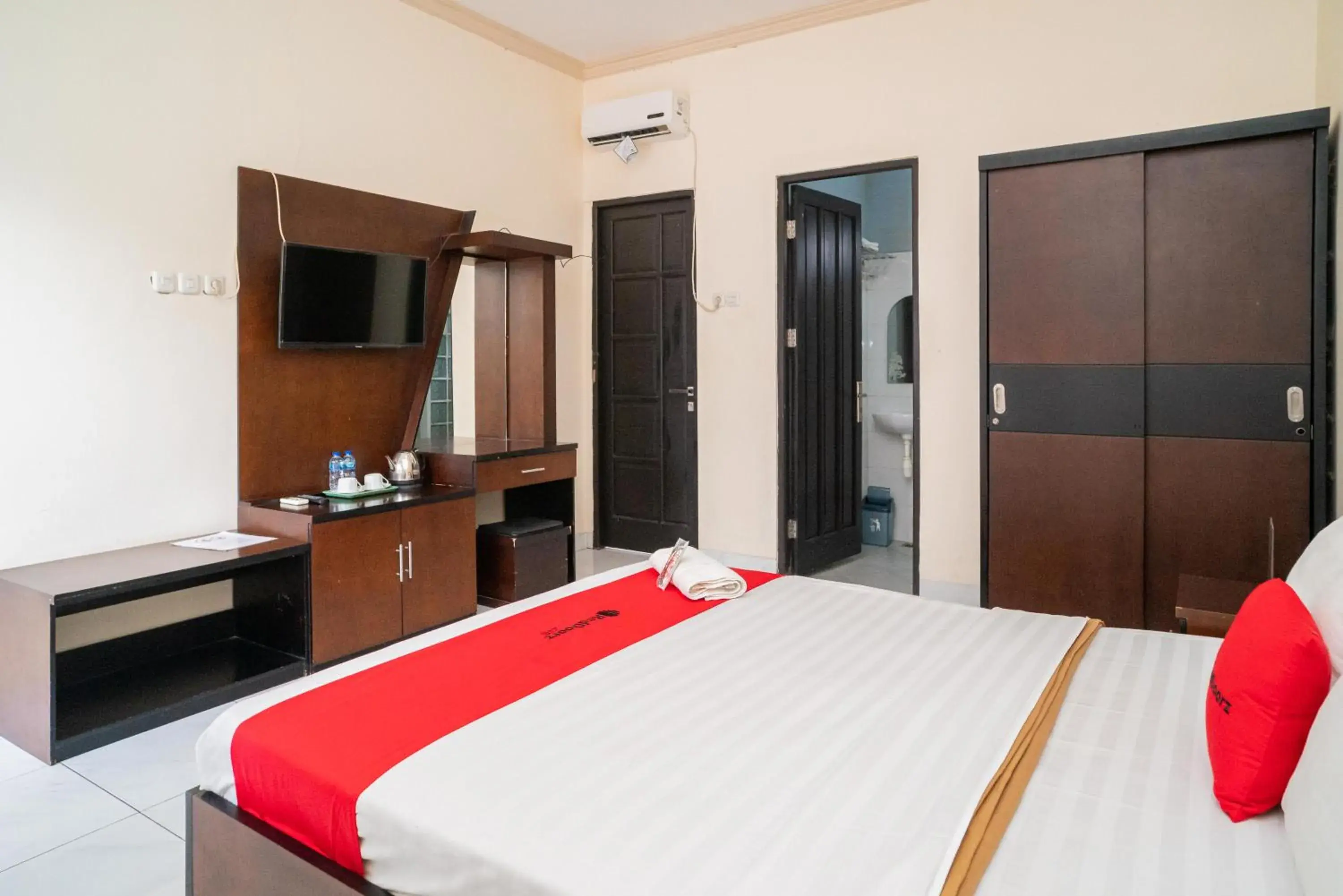 Bed in RedDoorz @ Wisma Pangrango Bed in RedDoorz @ Wisma Pangrango