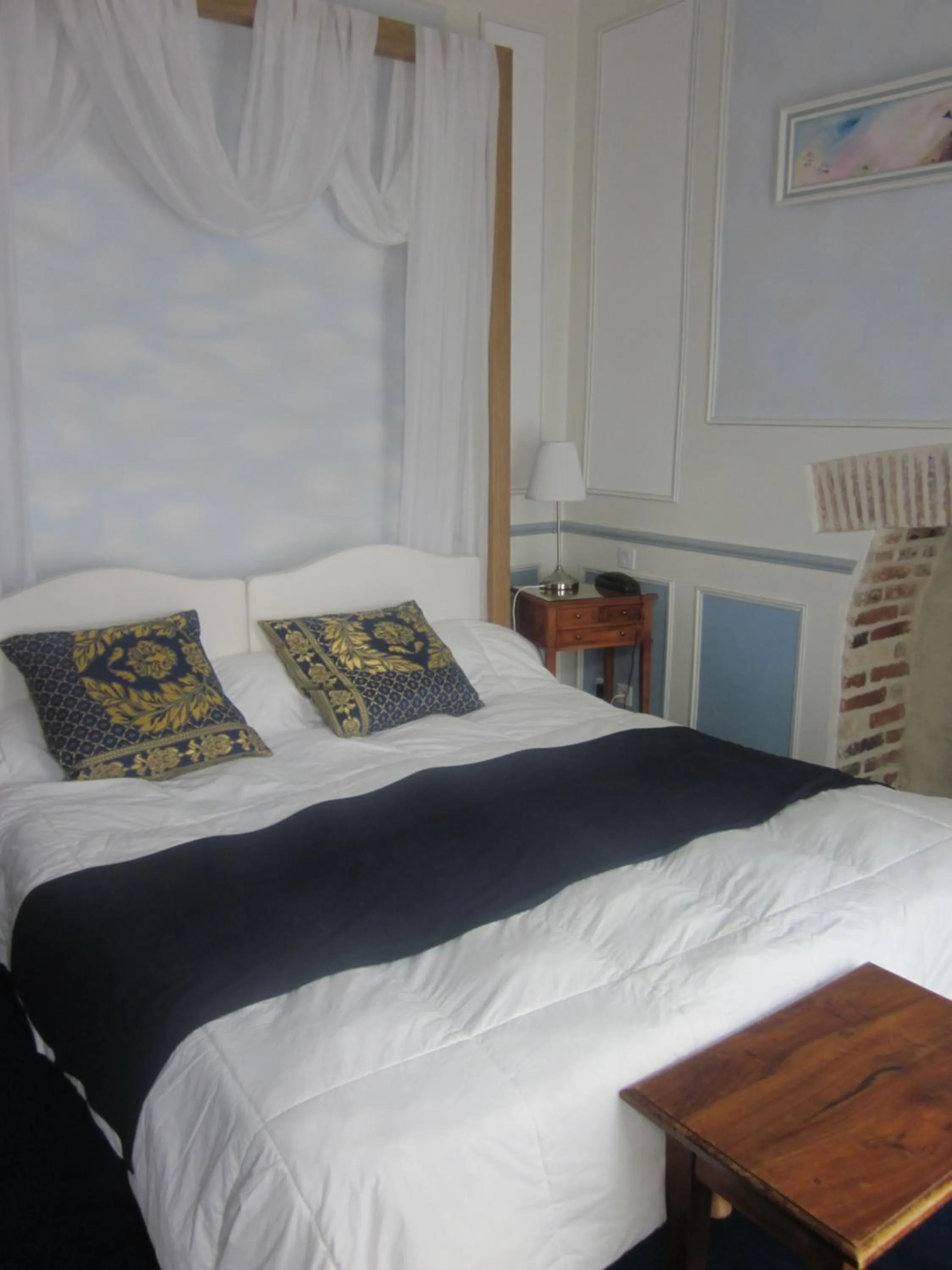 Bedroom, Bed in HOTEL LA COGNETTE A 25 Kilomètres de Châteauroux et 30 Kilomètres de Bourges