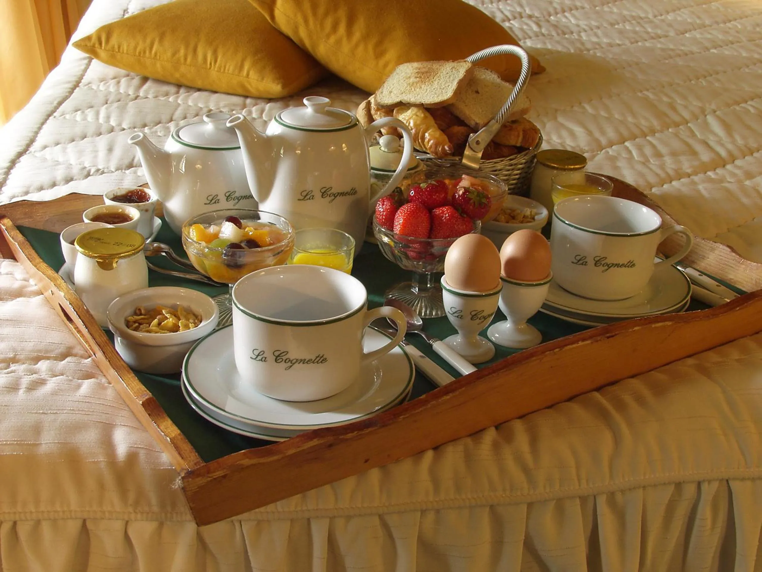 Bed in HOTEL LA COGNETTE A 25 Kilomètres de Châteauroux et 30 Kilomètres de Bourges