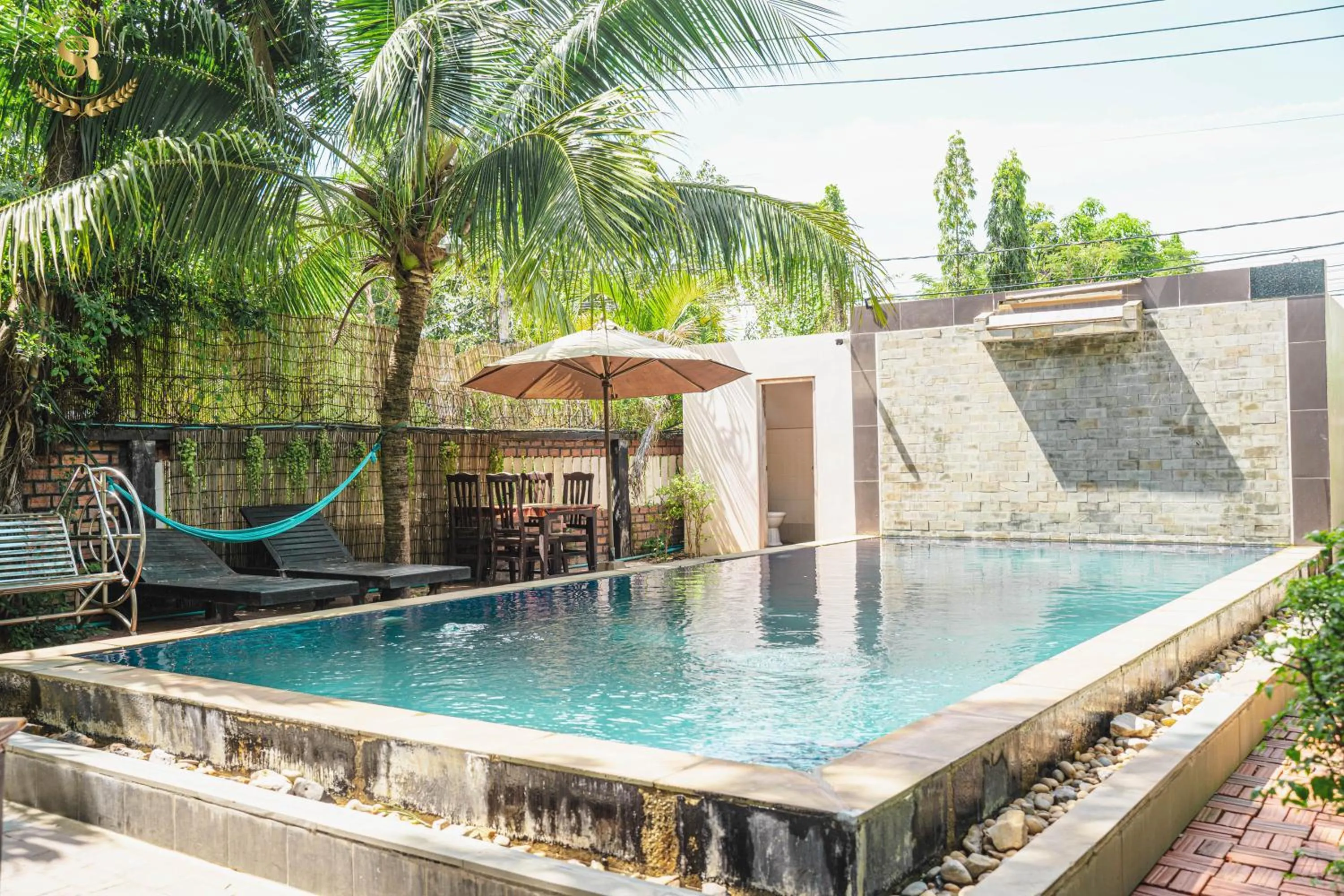 Swimming pool in Saline Residence