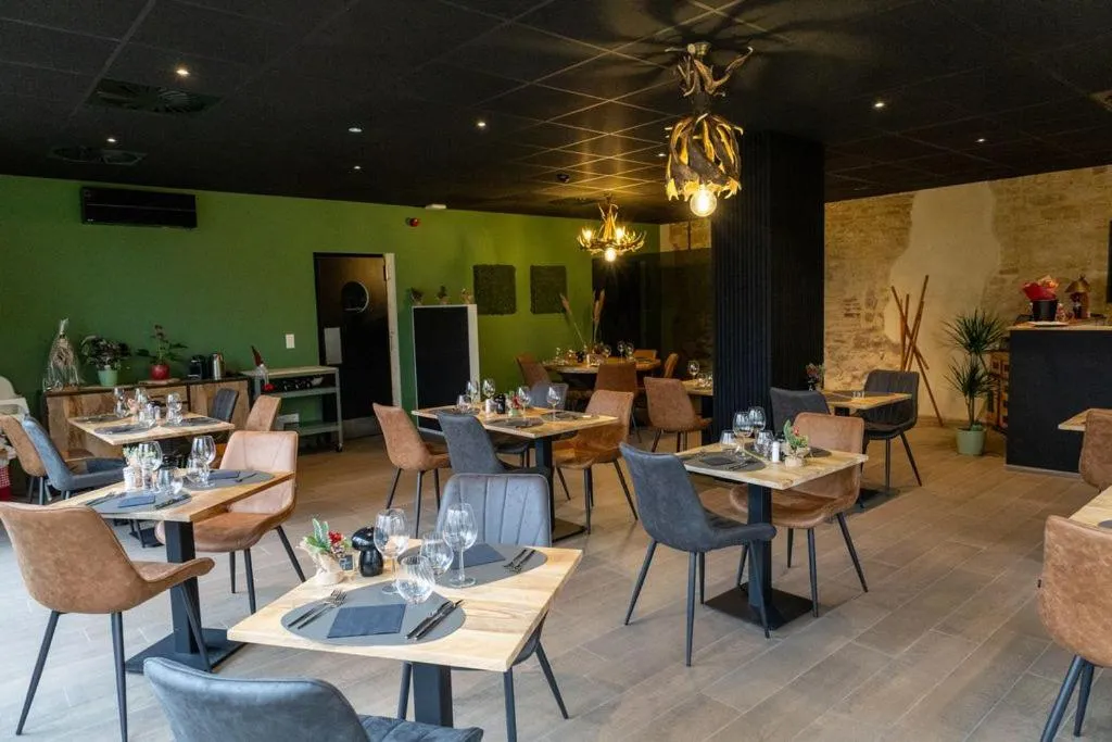 Restaurant/places to eat in Les Chambres du Vieux Château