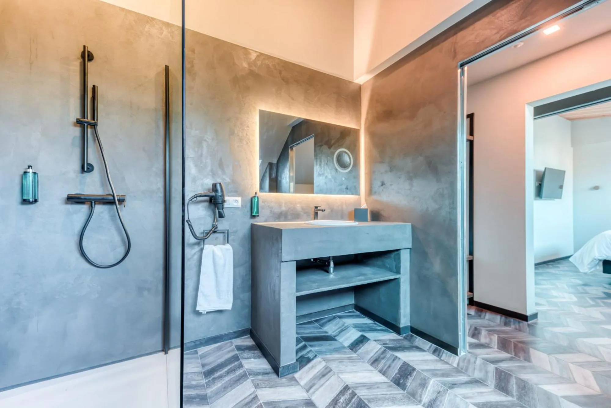 Bathroom, Bed in Les Chambres du Vieux Château