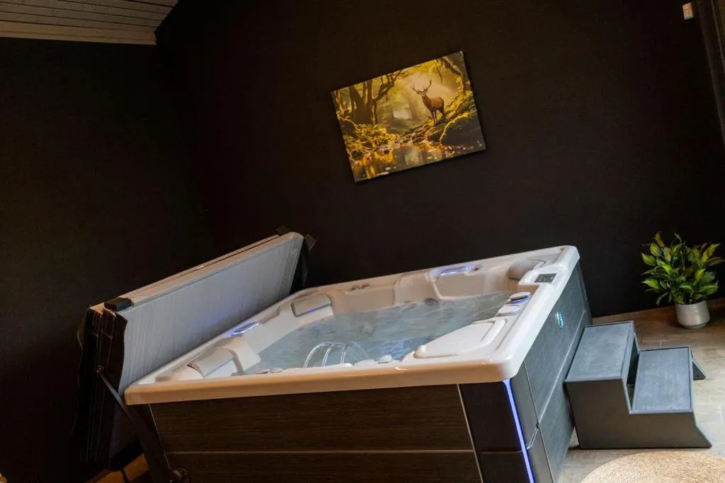 Hot Tub in Les Chambres du Vieux Château