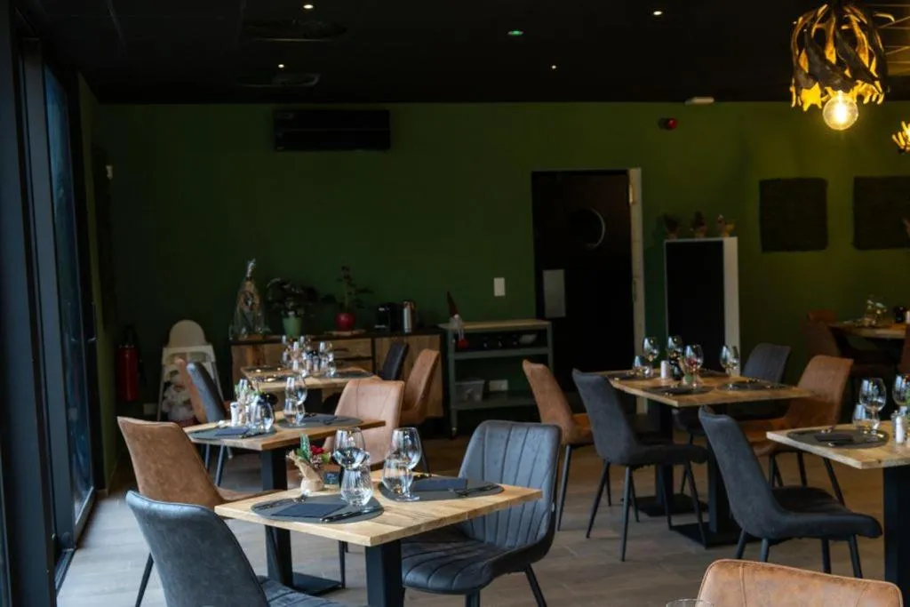 Restaurant/places to eat in Les Chambres du Vieux Château