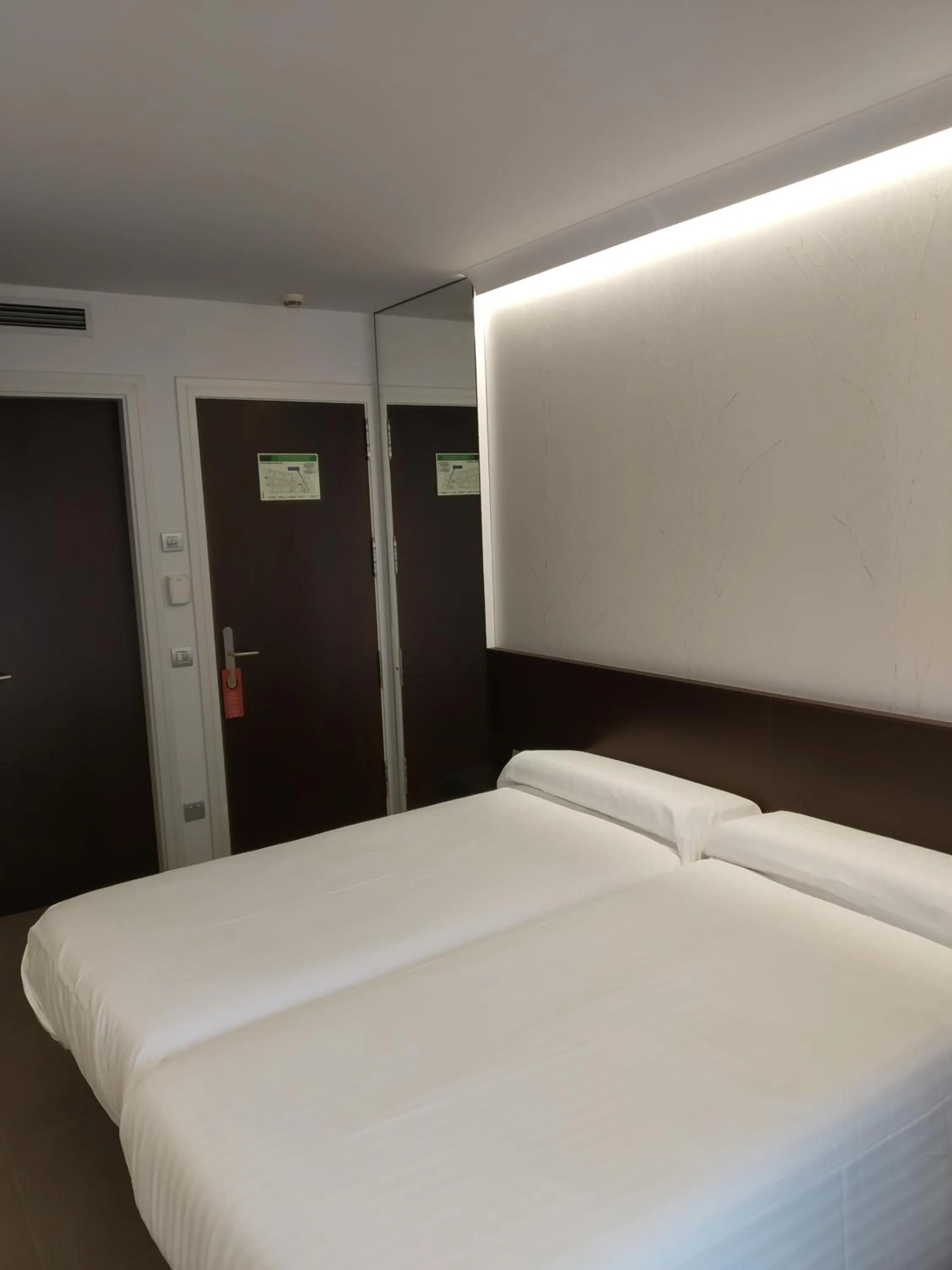 Photo of the whole room, Bed in Hotel Olot Centre