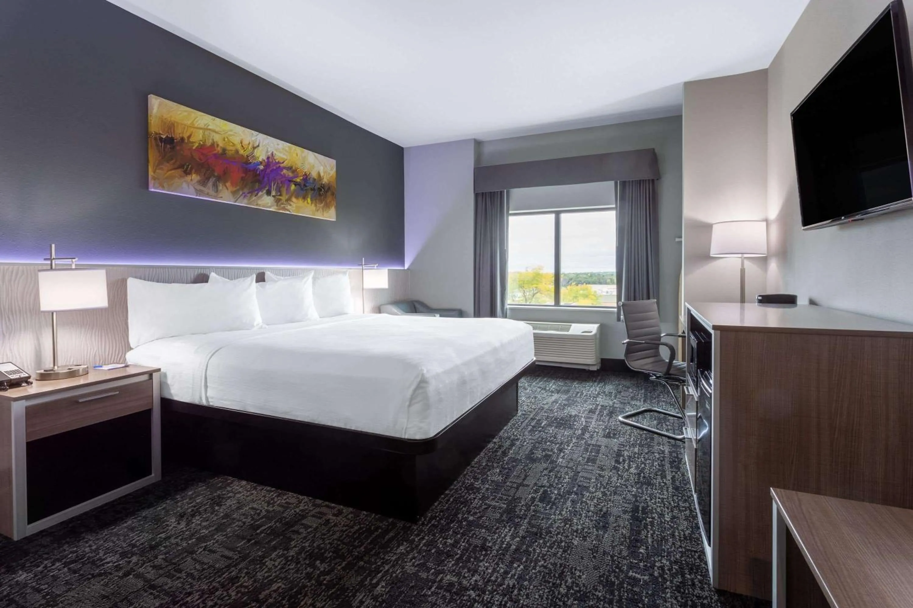 Photo of the whole room, Bed in Baymont by Wyndham Madison