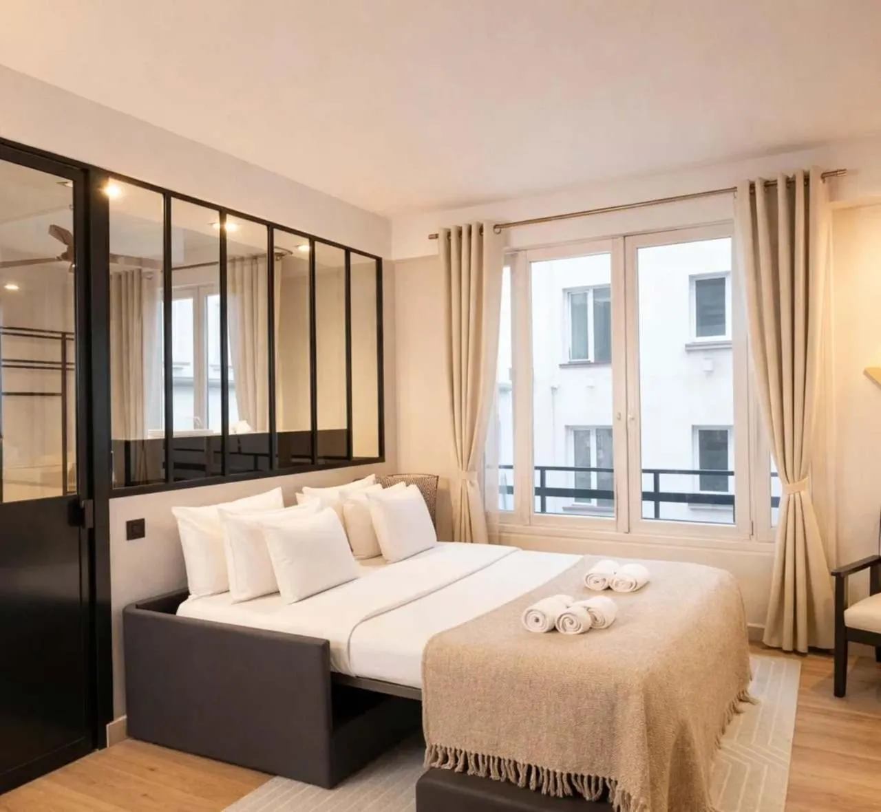 Communal lounge/ TV room, Bed in Champs-Elysées - Prestige apartment with lift avenue Matignon