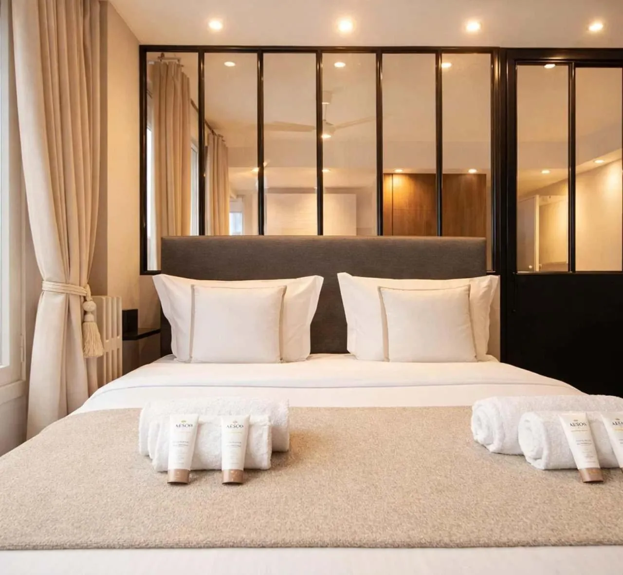 Bed in Champs-Elysées - Prestige apartment with lift avenue Matignon